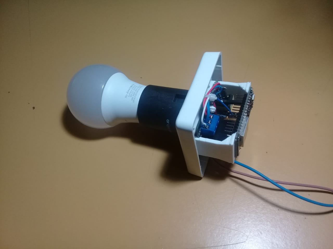 Una aplicación permite encender las luces vía Bluetooth desde el teléfono de quien circula por el espacio público