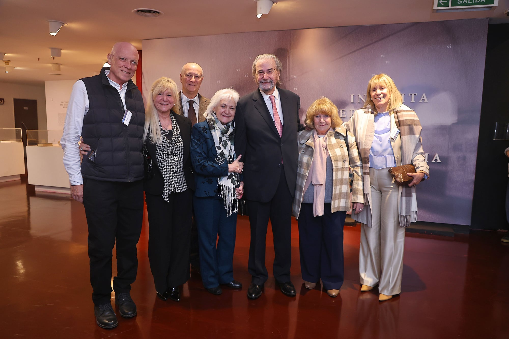 En fotos. El Dr. Juan Carlos Maqueda recibió la Pluma de Honor de la Academia Nacional de Periodismo 54 El homenajeado junto a su familia: su primo Víctor Maqueda, su cuñado José Luis González, sus hermanas Claudia y Liliana Maqueda, además de Graciela Galasso y Mara Narcuciel