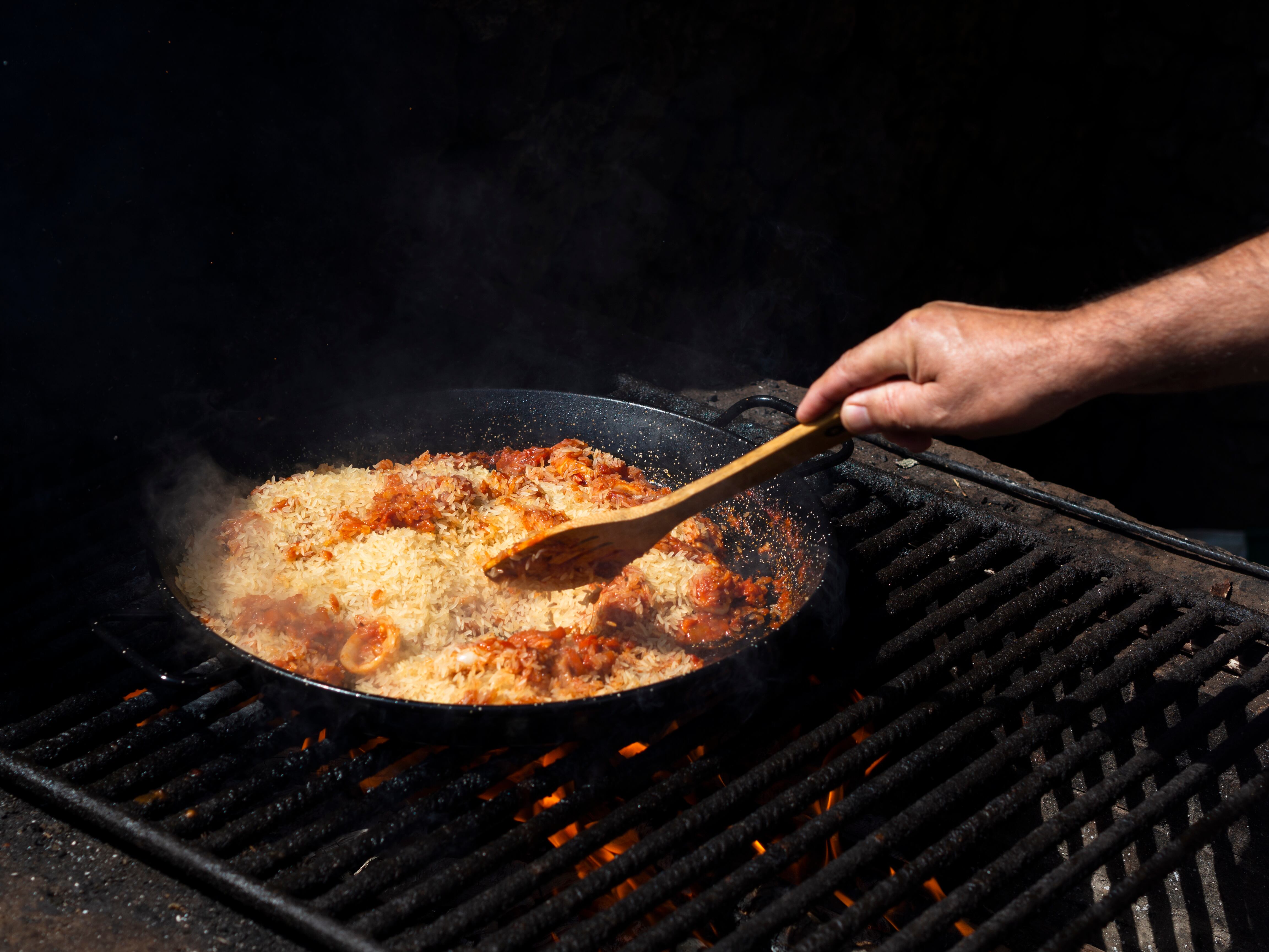 Los alimentos quemados liberan hidrocarburos aromáticos policíclicos (PAH) y alquilfenoles policíclicos (PCA) perjudiciales para la salud (imagen ilustrativa)