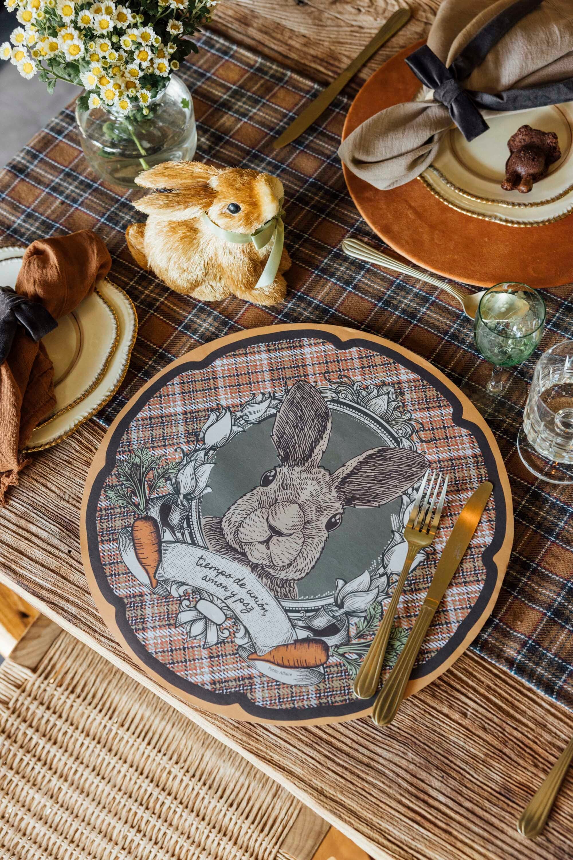 Una de las propuestas de la marca: packs de papel para vestir la mesa en Pascua con una paleta cálida y otoñal en tonos tierra y verdes.