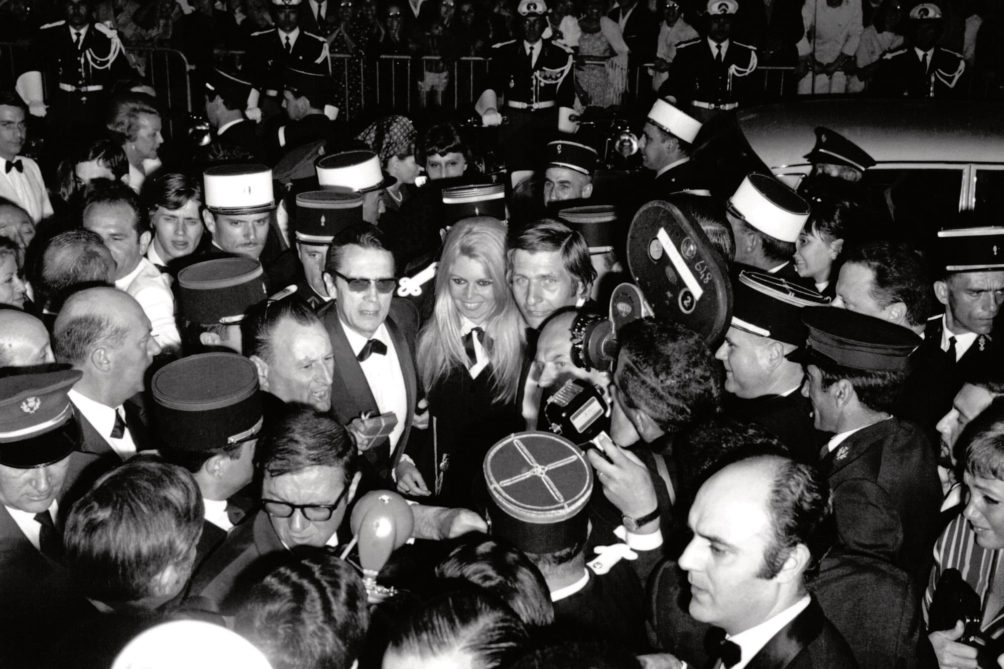 Bardot rodeada de fotógrafos durante el Festival de Cine de Cannes de 1968