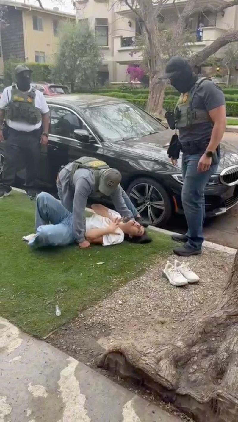 El pastor Torosian filmó el arresto de Reza y Marjan por los agentes de migración