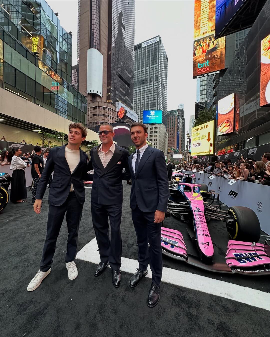 Franco Colapinto, Brad Pitt y Pierre Gasly junto al auto de Alpine en Times Square (Foto: Instagram @alpinef1team)