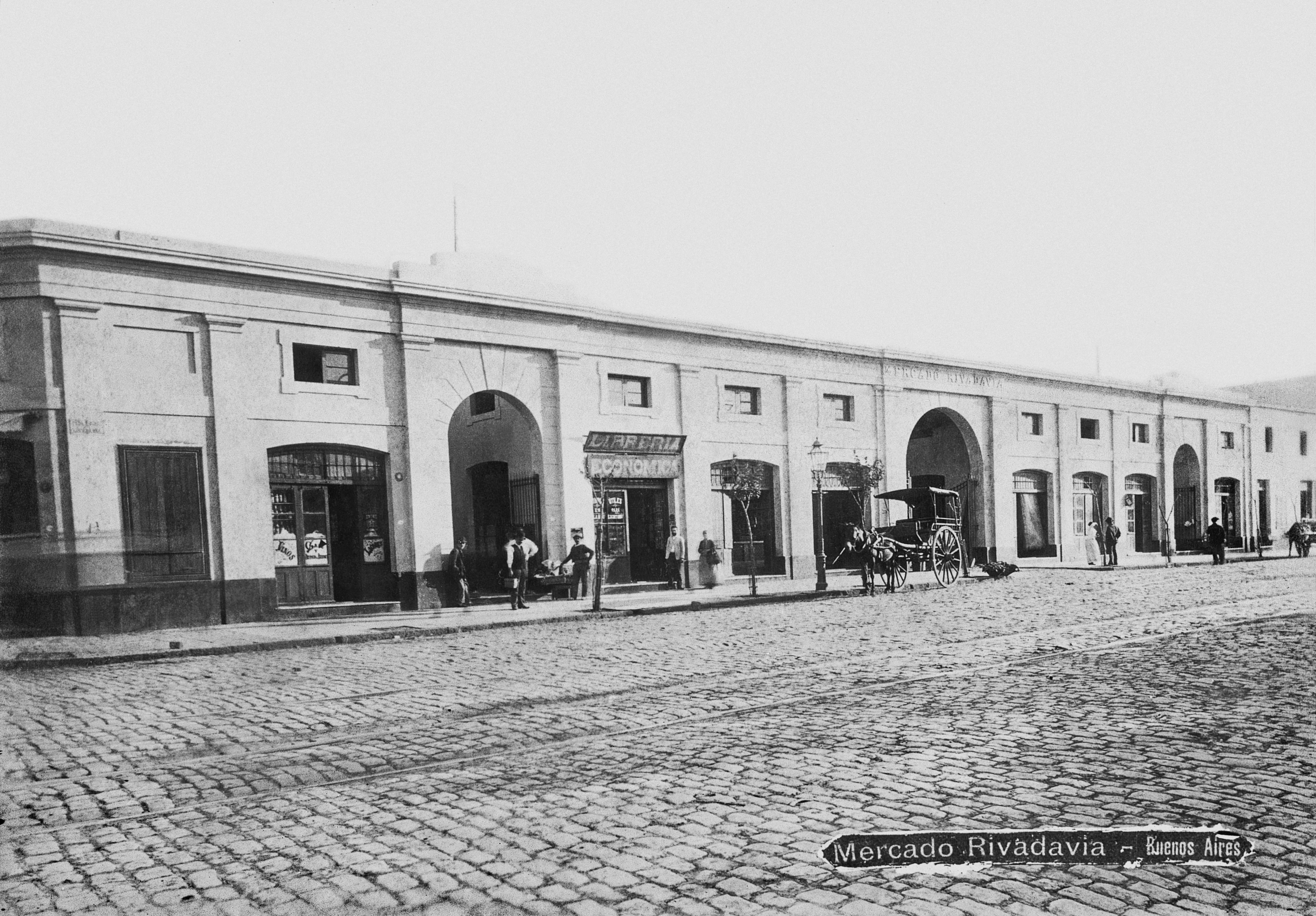 El Mercado Rivadavia fue fundado en 1882. Tenía tres ingresos: Rivadavia al 2349, otro sobre Azcuénaga y el última casi llegando a Bartolomé Mitre