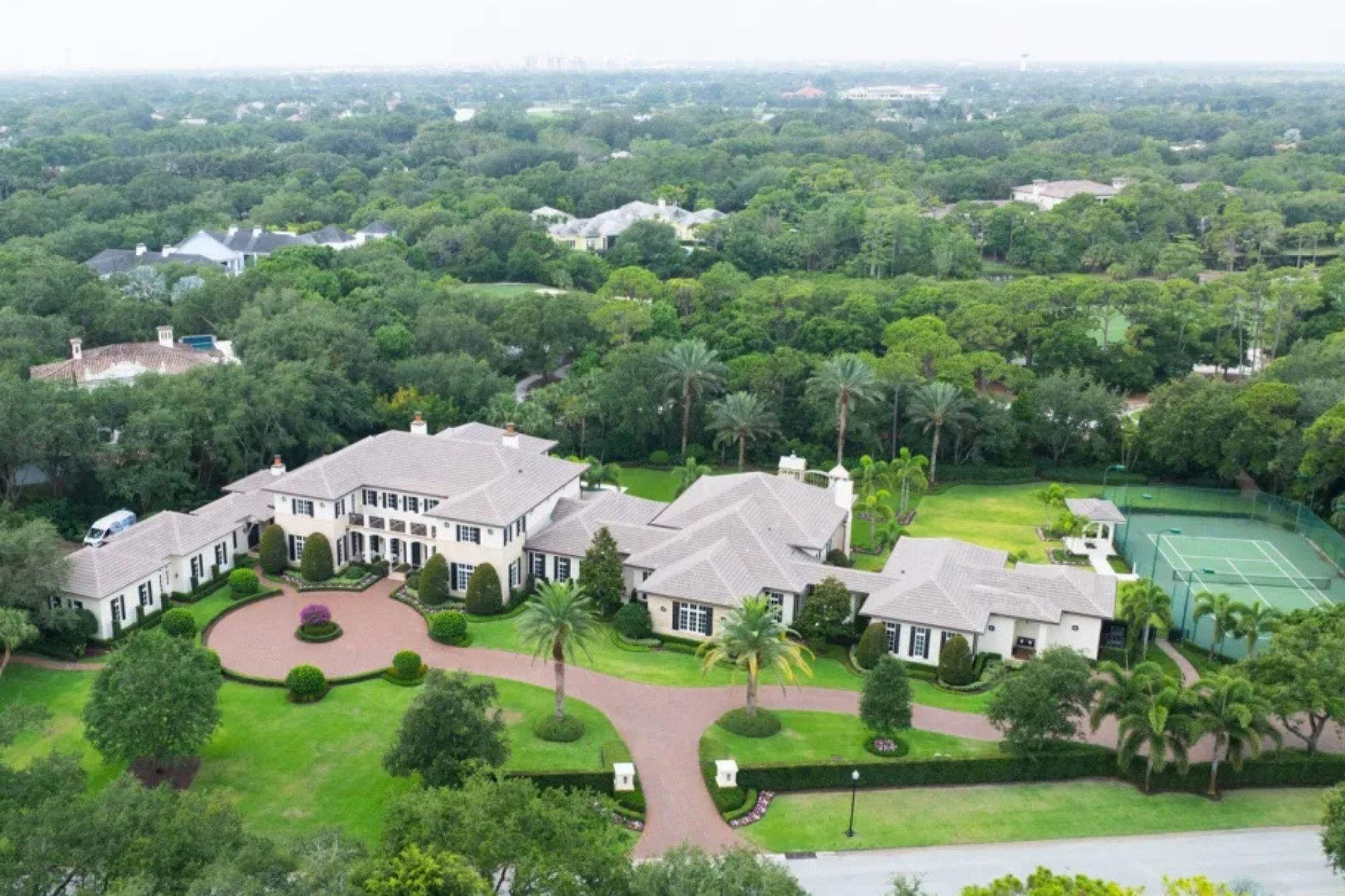 La propiedad incluye diez habitaciones y nueve baños distribuidos en más de 1.200 metros cuadrados cubiertos (La Mega Agencia)