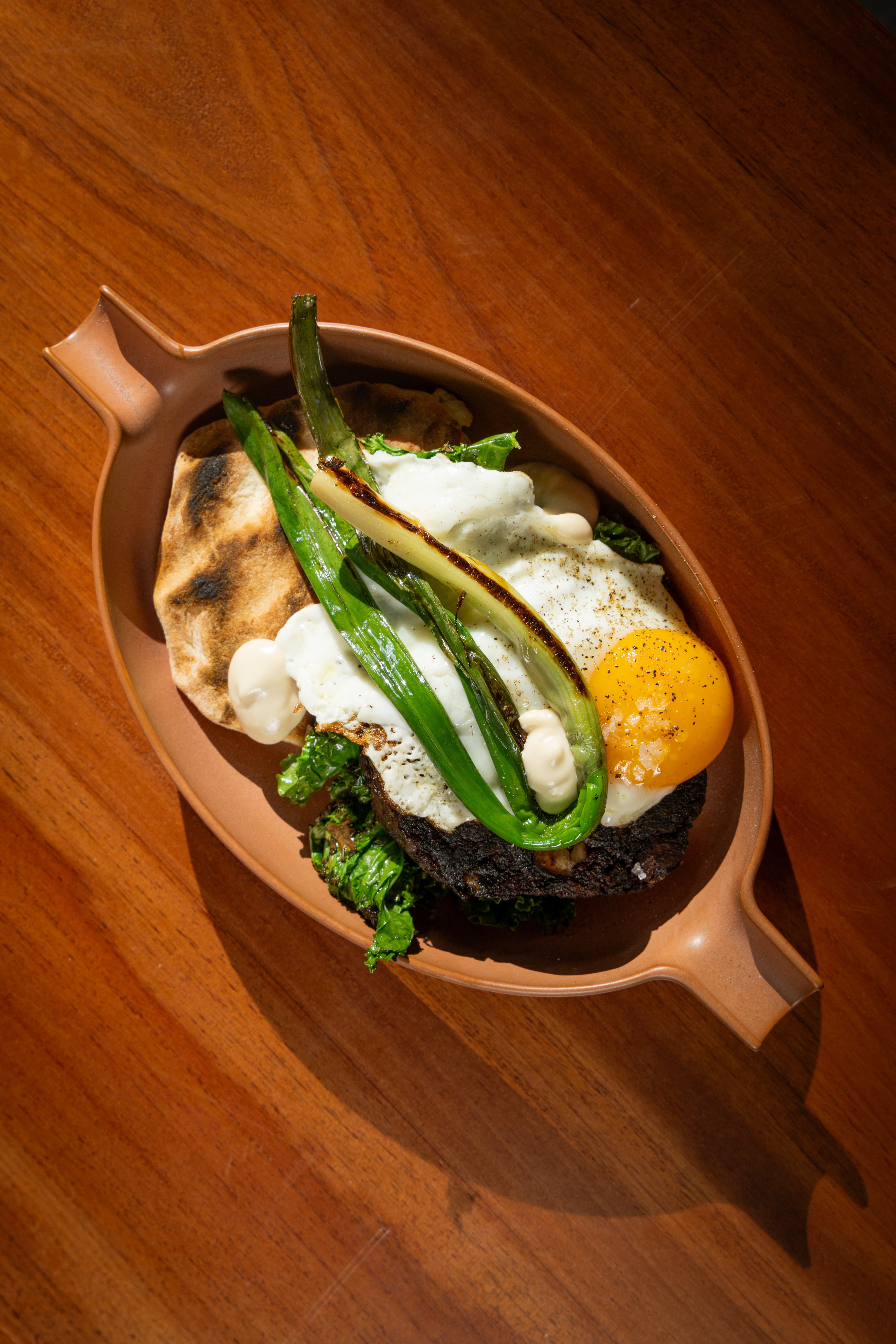 Morcilla artesanal, huevo de campo y emulsión de cebollas asadas