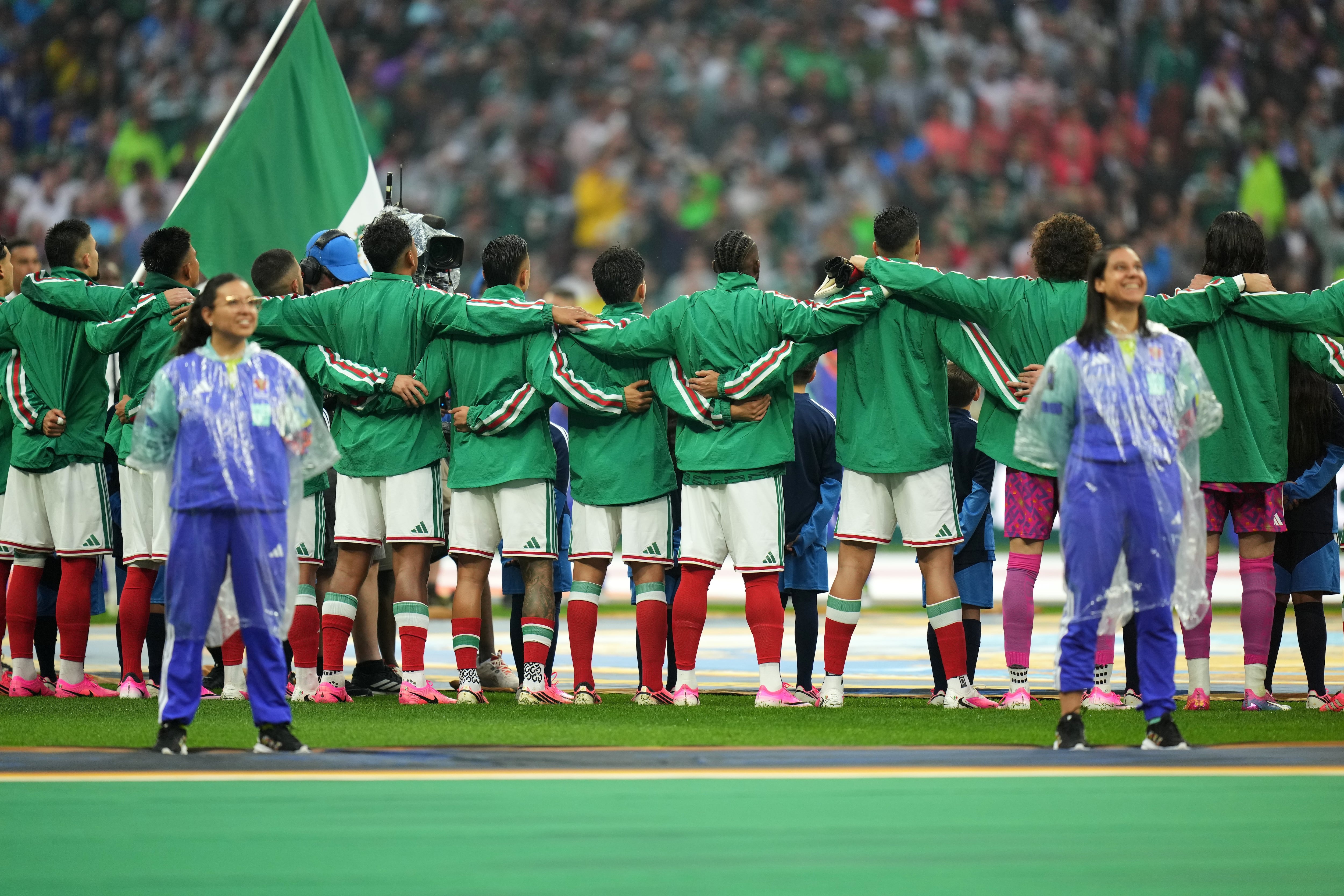 Jugadores mexicanos durante el himno