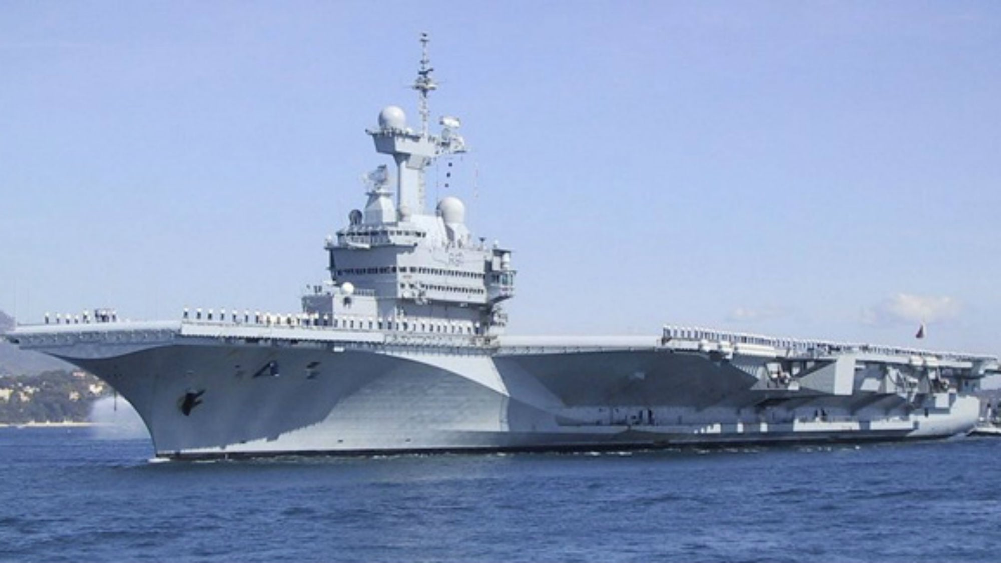 El portaaviones Charles de Gaulle permite a Francia triplicar sus operaciones militares en el Mar Mediterráneo