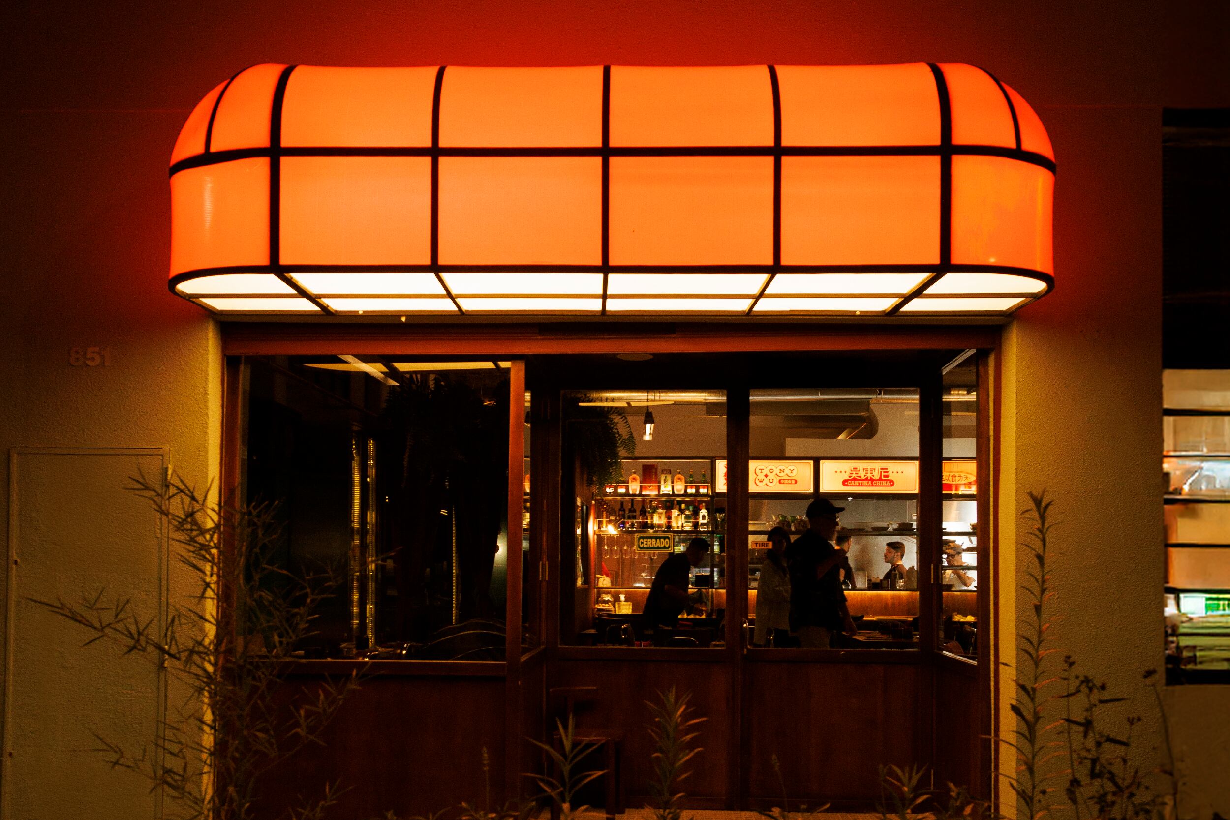 Los tonos naranjas y luces tenues dominan la entrada a la nueva cantina.