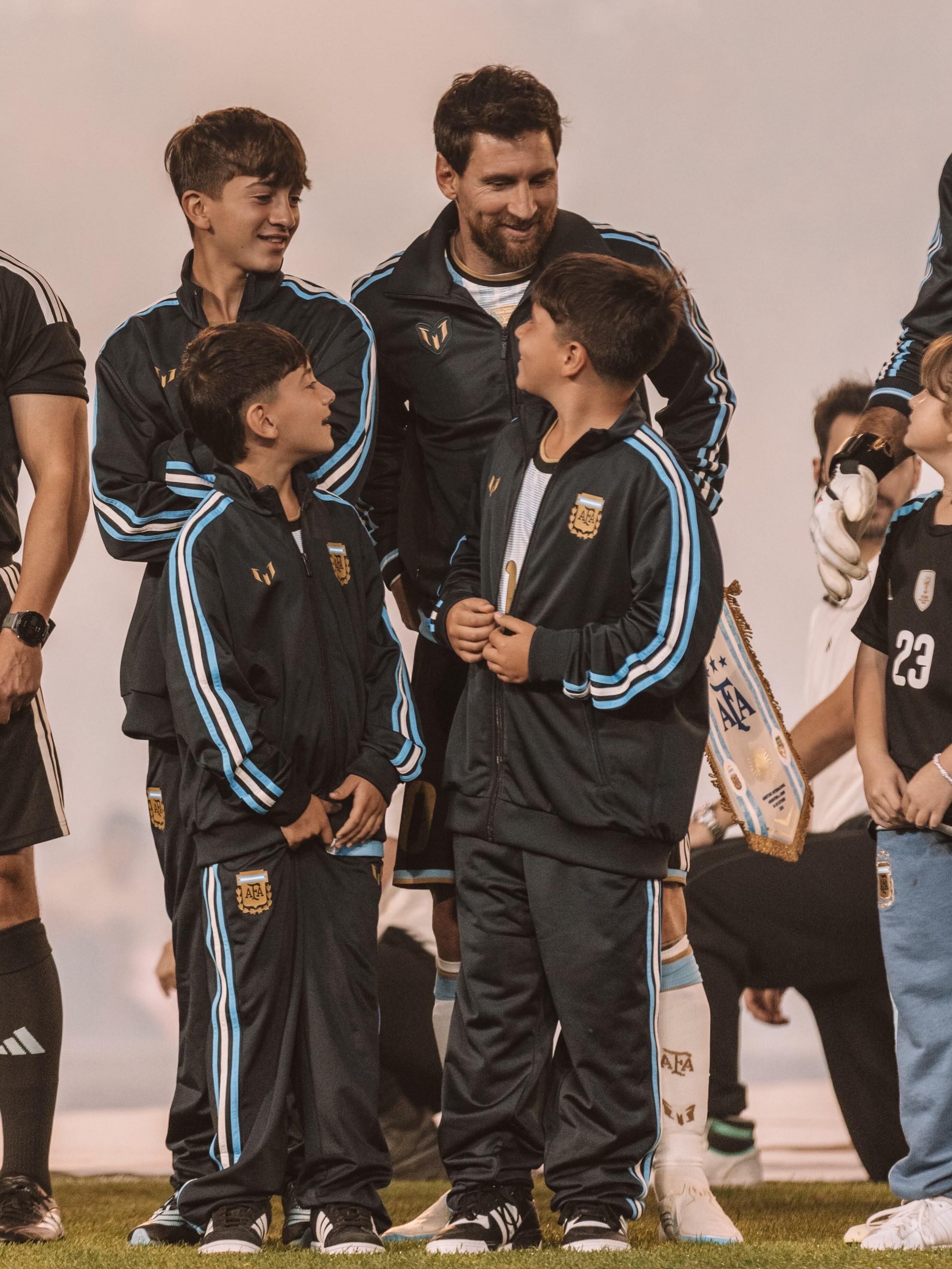 Uno de los momentos más emotivos de la jornada fue cuando Lionel Messi estuvo junto a sus hijos en el campo de juego