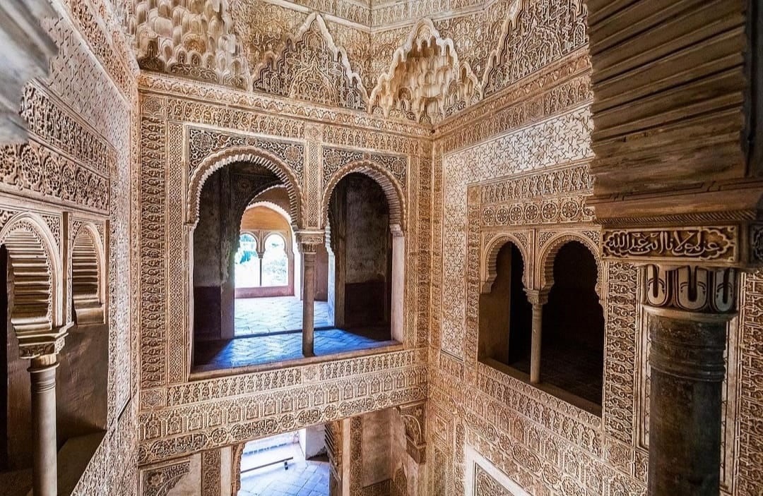 Declarada Patrimonio de la Humanidad en 1984, la “Fortaleza Roja” se erige hoy como uno de los monumentos más visitados de España