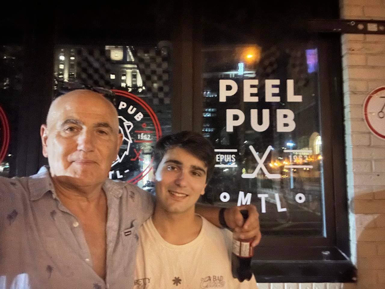 Hernán junto a su hijo, frente al bar donde trabajó en su juventud.