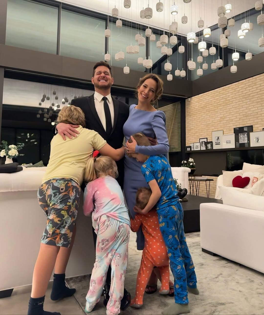 Luisana Lopilato y Michael Bublé junto a sus cuatro hijos (Captura: Instagram @luisanalopilato)