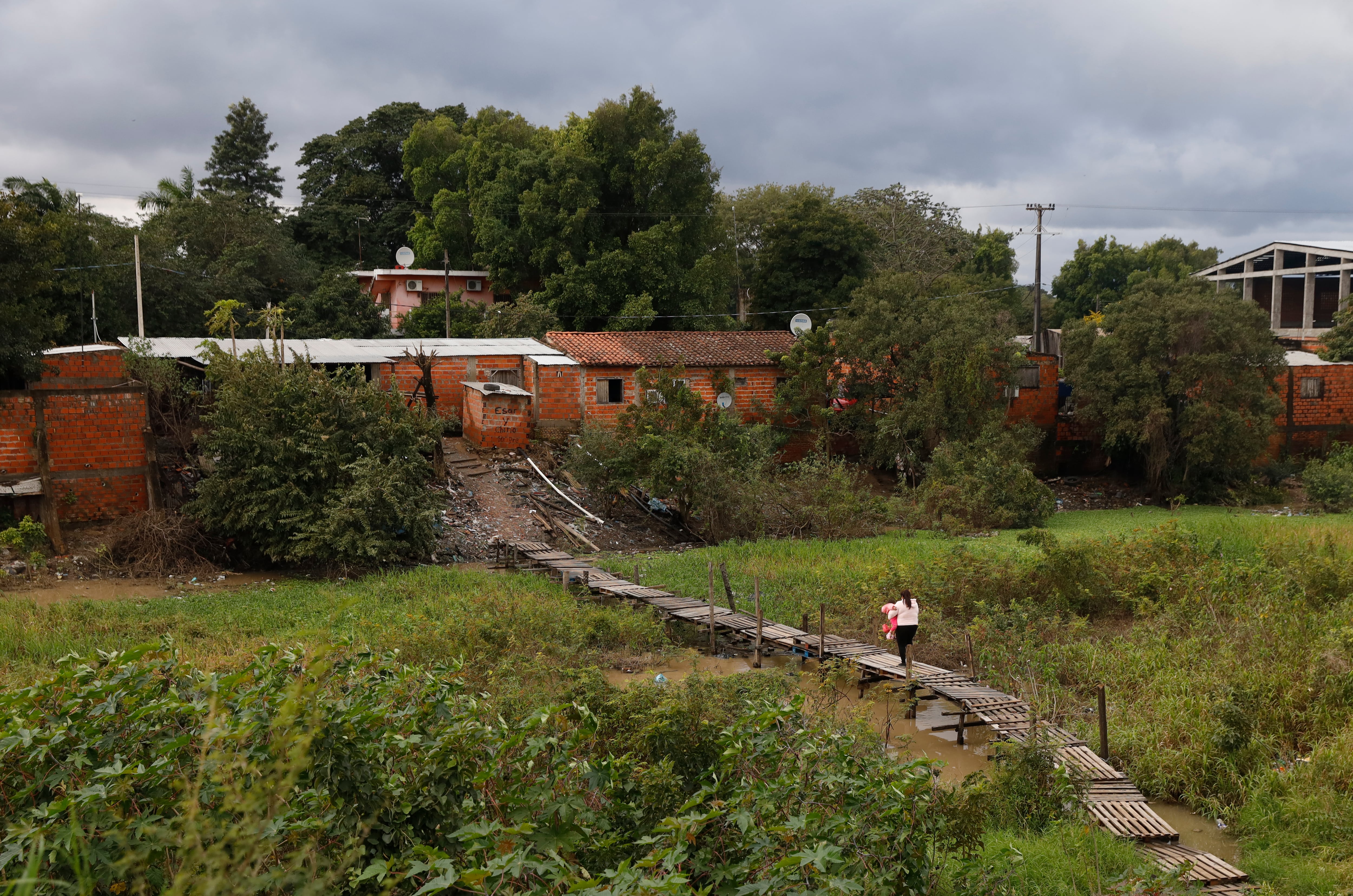 Los puentes ilegales por donde cruza la gente entre las ciudades de Nanawa y Clorinda Formosa