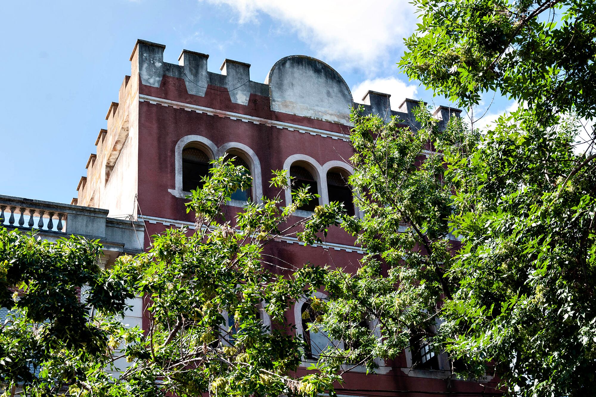 Edificio con forma de Castillo, en la calle Darwin 1251