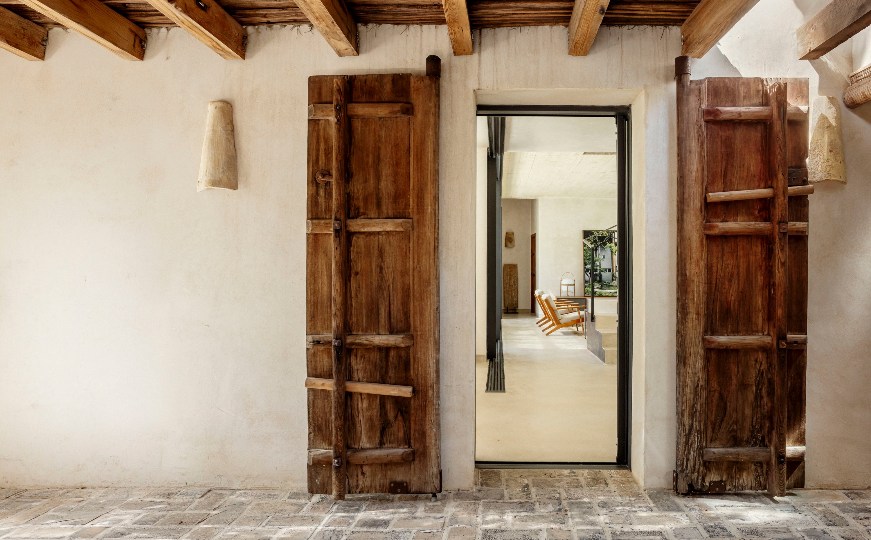 Maderas al natural, piezas recuperadas y muchísima luz: mirá cómo es esta casa de vacaciones al sur de España