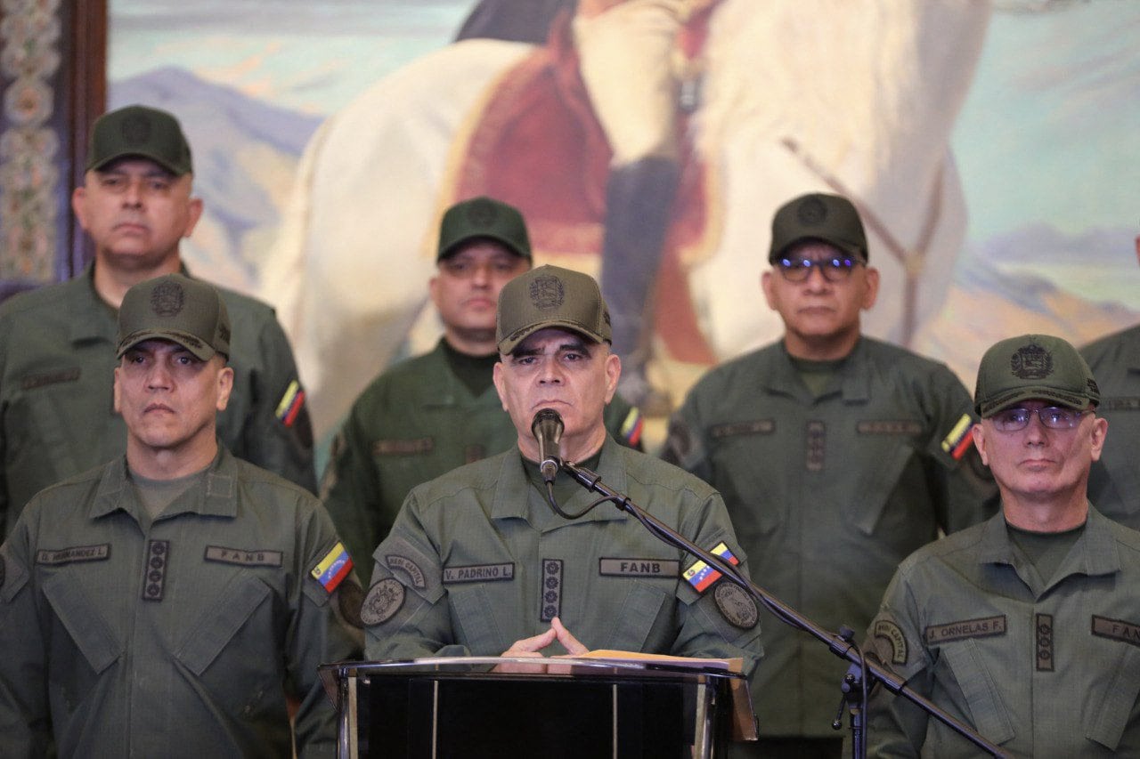 El ministro de Defensa, Vladimir Padrino López, cuestionado por el colapso militar del 3 de enero, conserva su cargo por su capacidad de garantizar la lealtad política de la FANB (Foto: Handout / Venezuela's Defense Ministry / AFP)
