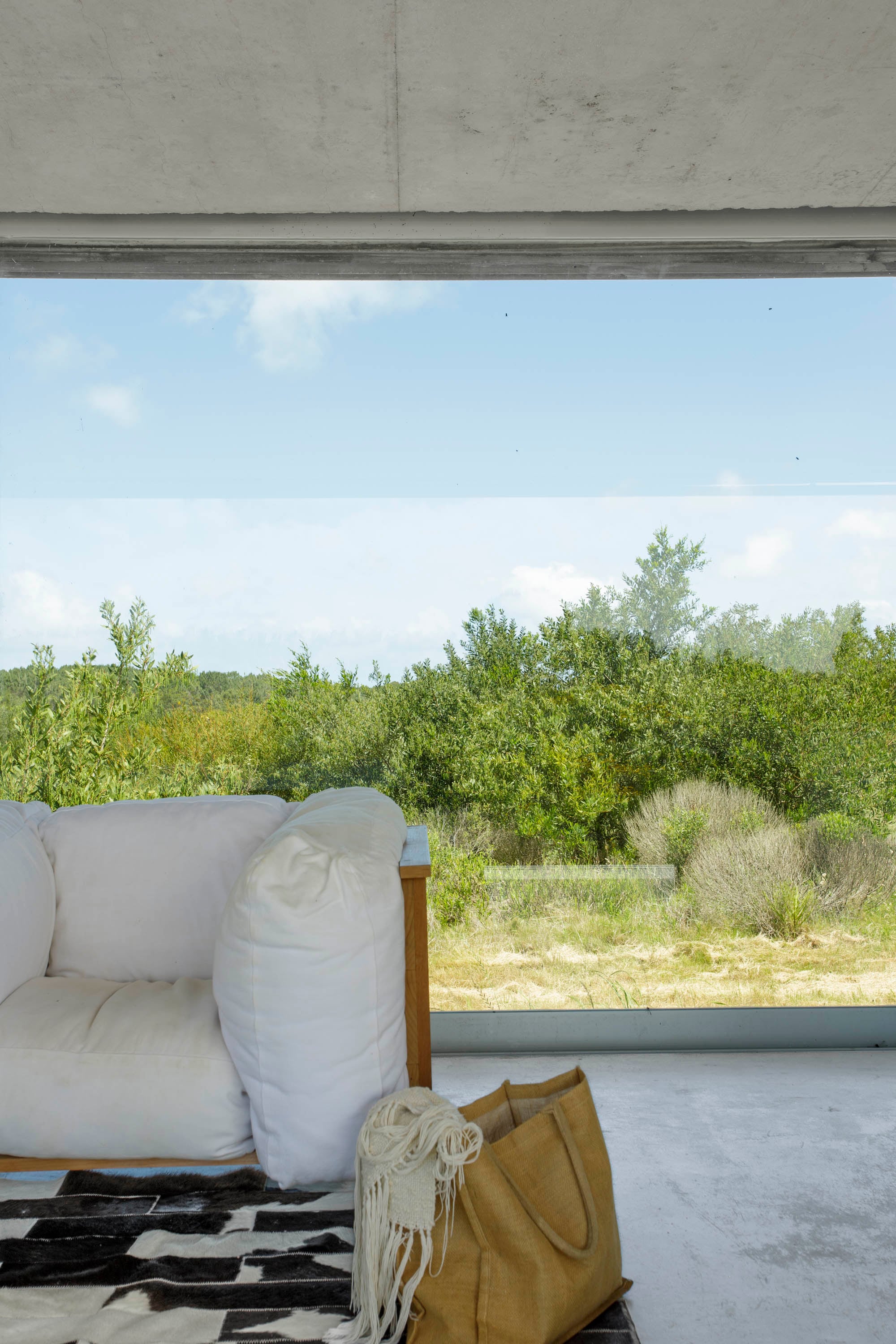 El sistema de cerramientos consta de grandes hojas vidriadas corredizas que pueden abrirse completamente hacia ambos lados, paneles mosquiteros y postigos ciegos de chapa de fibra-cemento montados sobre rieles para oscurecer y asegurar la propiedad durante el invierno