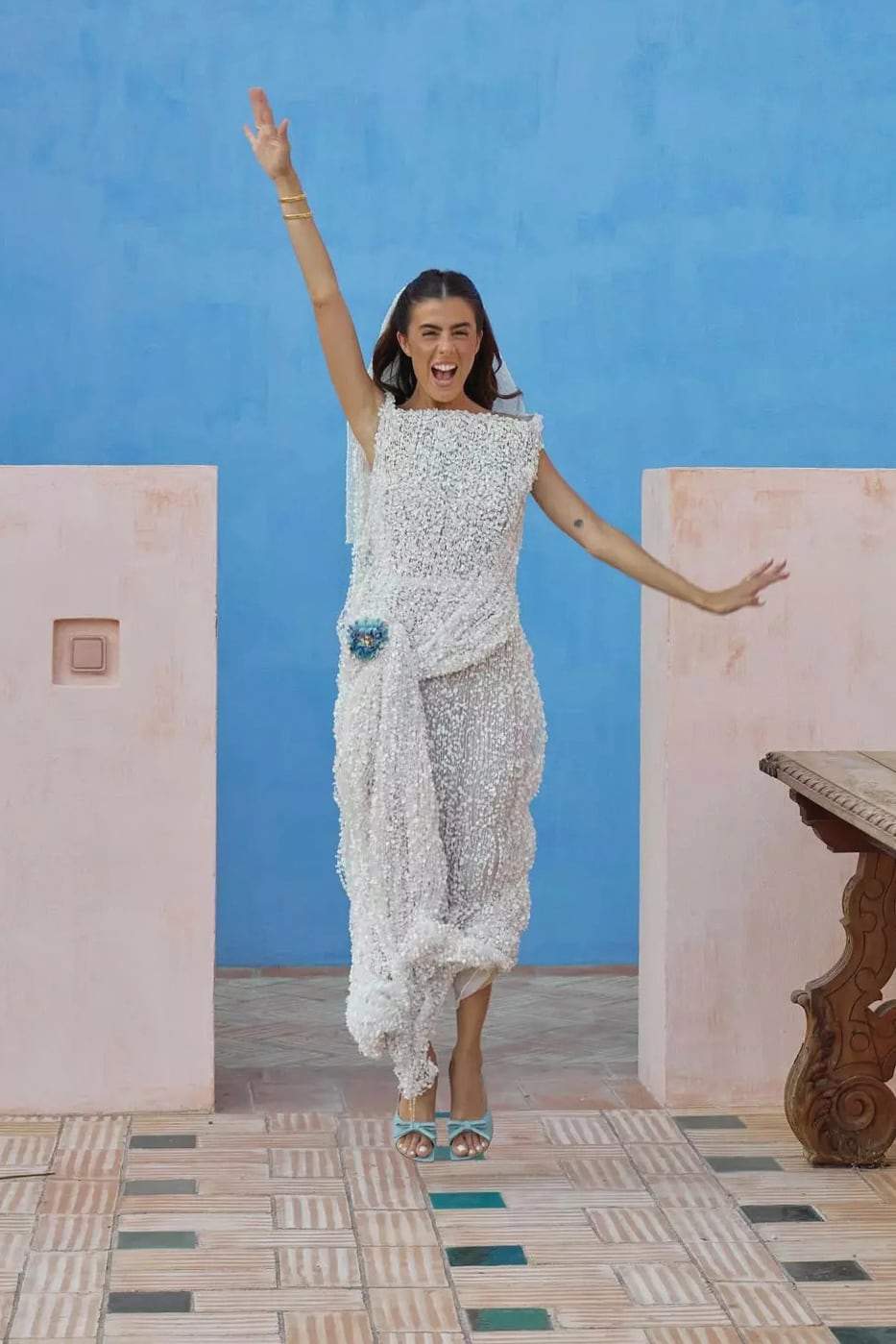 Con el segundo vestido principal: un diseño, también de Dior, pero muy diferente al traje principal. Más blanco, más recto y con un drapeado en la parte delantera, este segundo modelo incluía una flor azul a la altura de la
cadera. Los zapatos hacían juego con la
flor