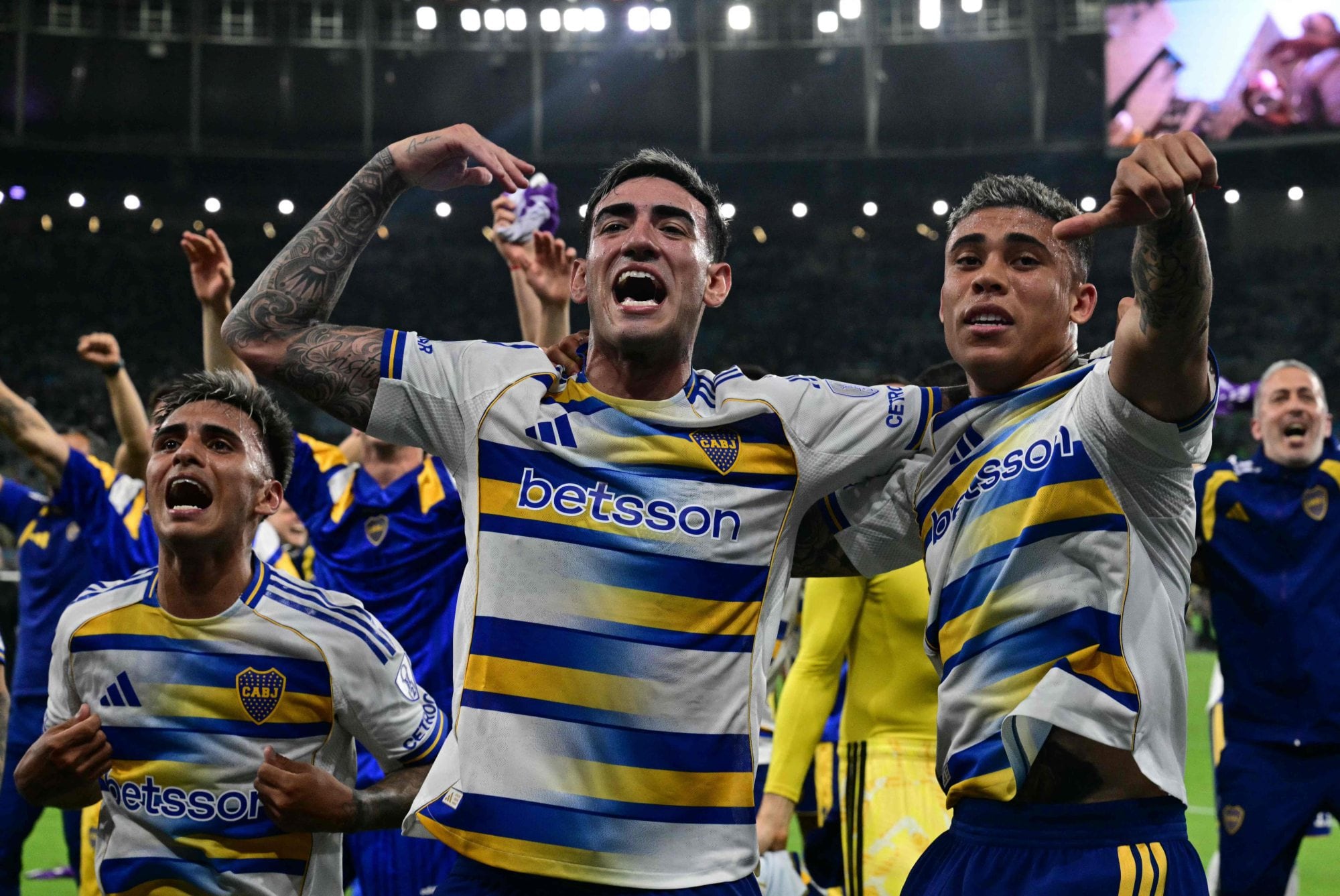 Lautaro Di Lollo celebra la victoria junto a Ayrton Costa y Milton Delgado; una postal que remite al mejor Boca copero