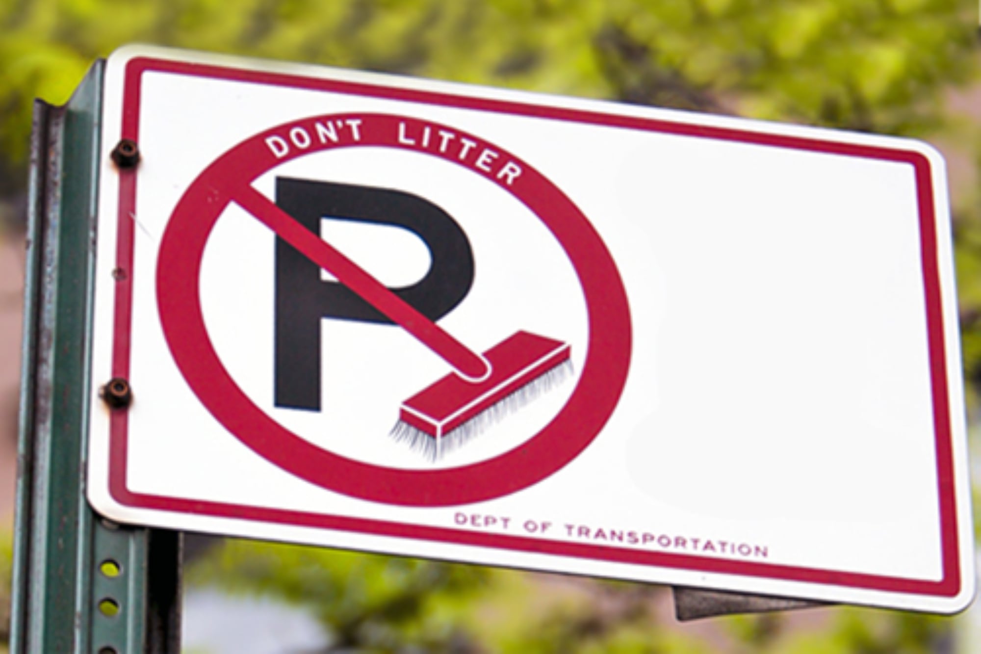 La señal de ASP en Nueva York indica que los conductores deben dejar libre un lado de la calle