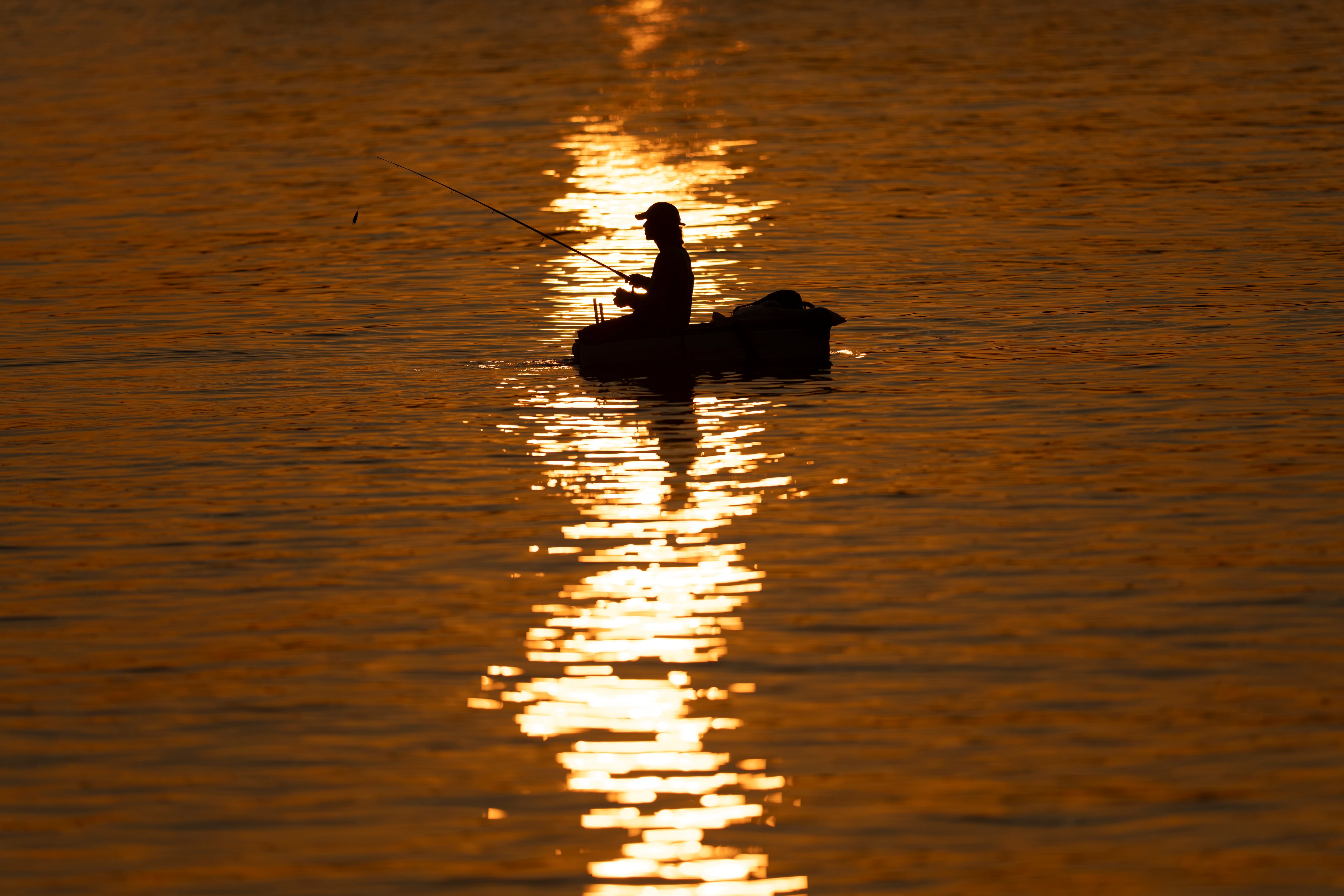 Muchos aprovechan para hacer ejercicio al momento del amanecer para aprovechar al máximo el día (AP Foto/Ramón Espinosa)