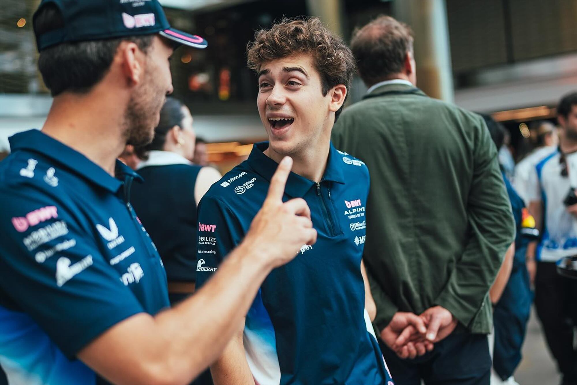 Franco Colapinto con su compañero de escudería, Pierre Gasly.