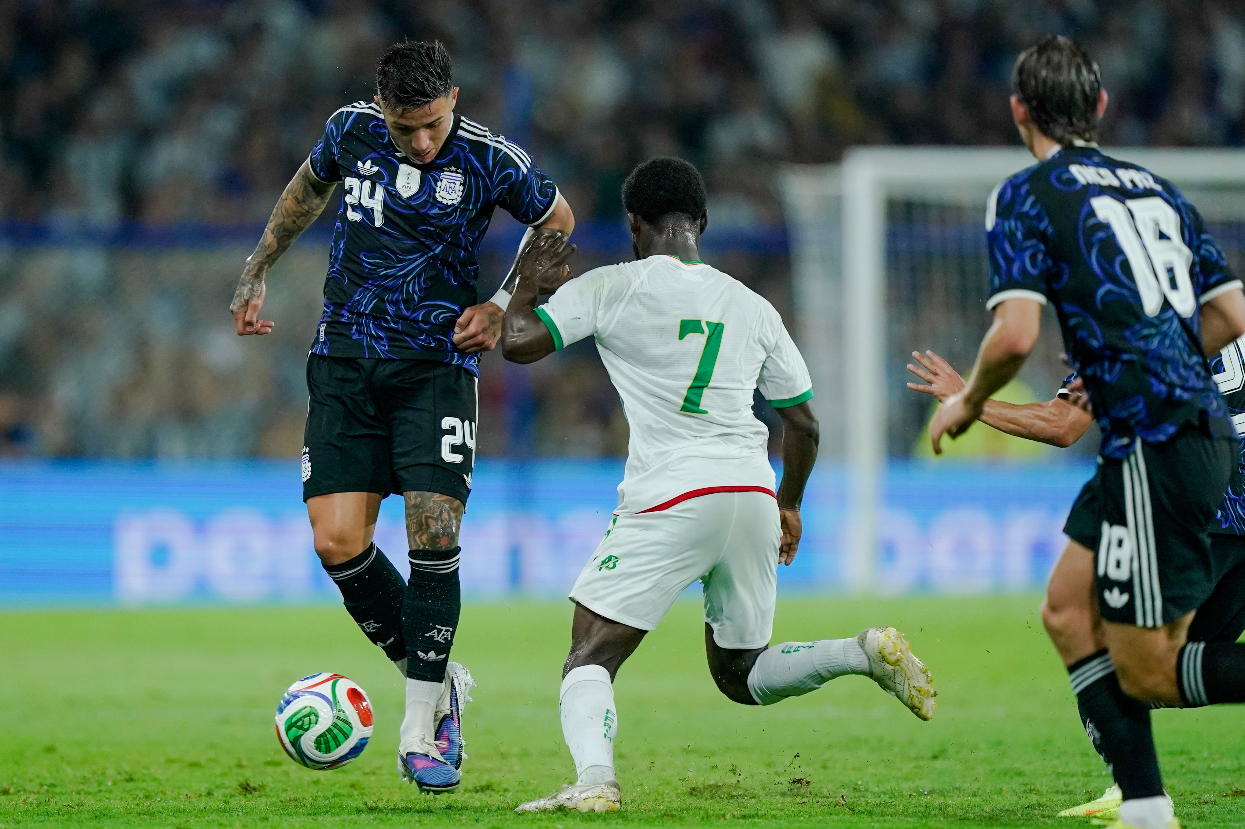 Enzo Fernández con la pelota, durante el amistoso ante Mauritania