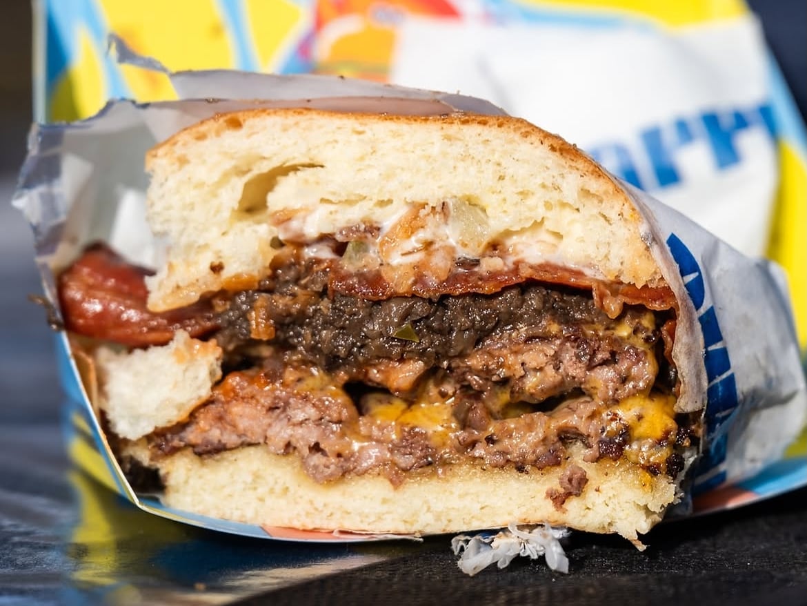 El rango térmico para cocinar la hamburguesa debe mantenerse entre 180°C y 200°C