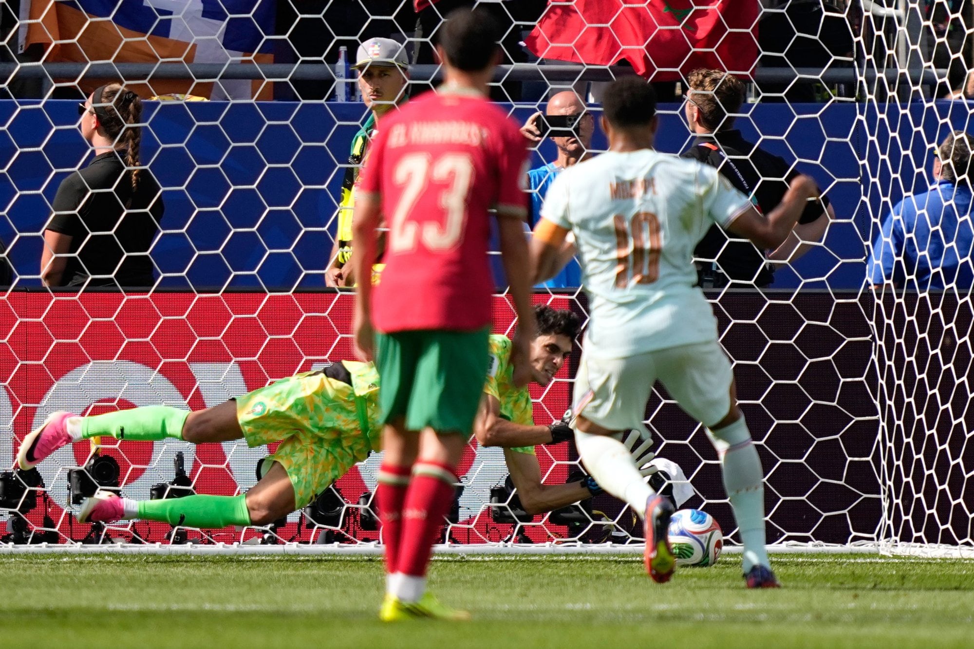 Bono adivina y contiene el penal mal pateado por el goleador francés (AP Photo/Matt Slocum)