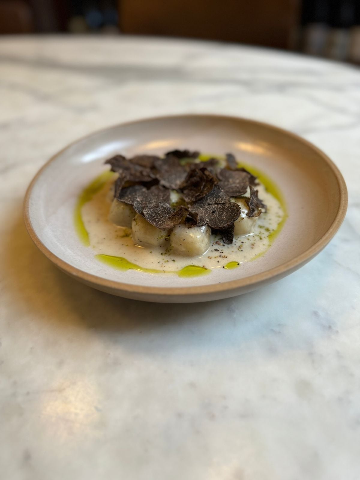 Ñoquis a base de fécula de mandioca —sin trigo— para una mordida elástica y adictiva; llega con dulce de batata y trufa