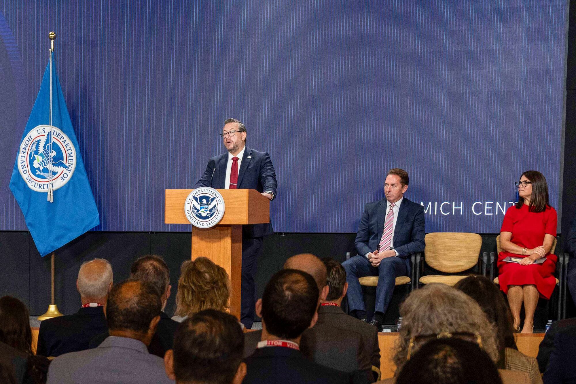 Edlow también trabajó en el Departamento de Justicia y fue asesor en el Congreso en temas de inmigración y seguridad fronteriza