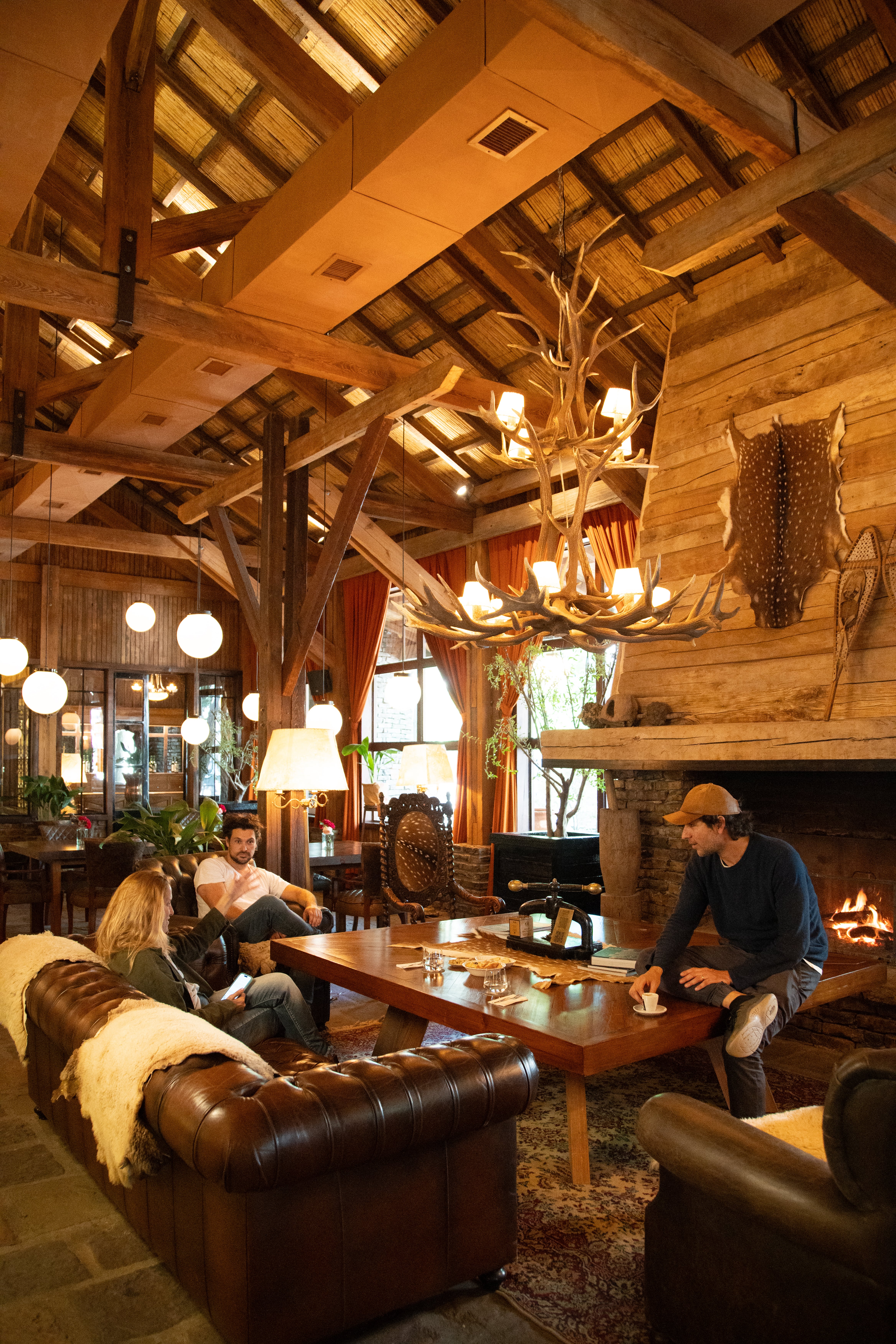 El Chupacabras whisky boutique & club es un cálido espacio donde se pueden degustar los whiskies de la casa acompañados de un tapeo