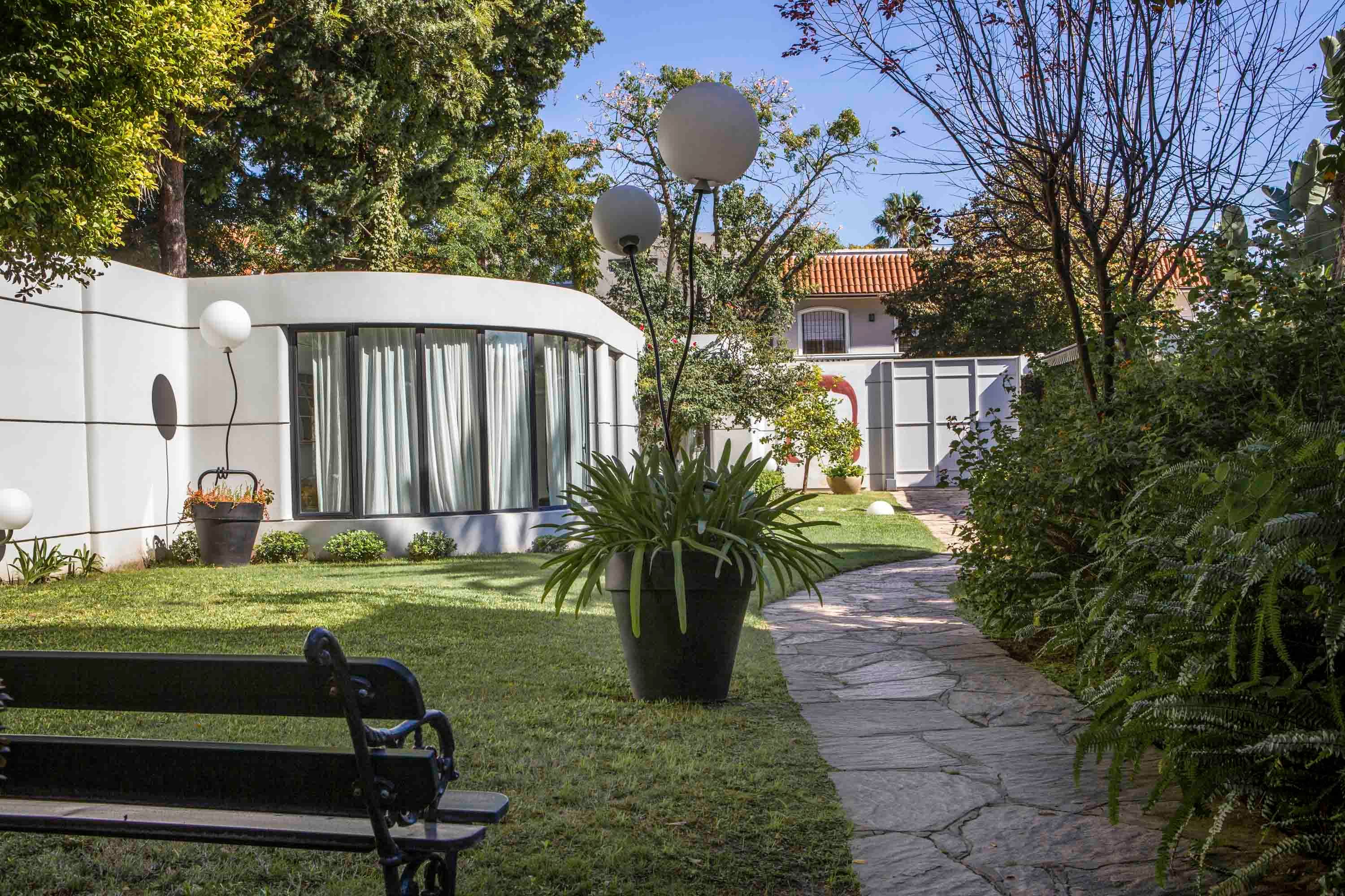 En Vicente López: Sobre un lote en barranca, una pareja de diseñadores reúne taller y vida en un espacio único