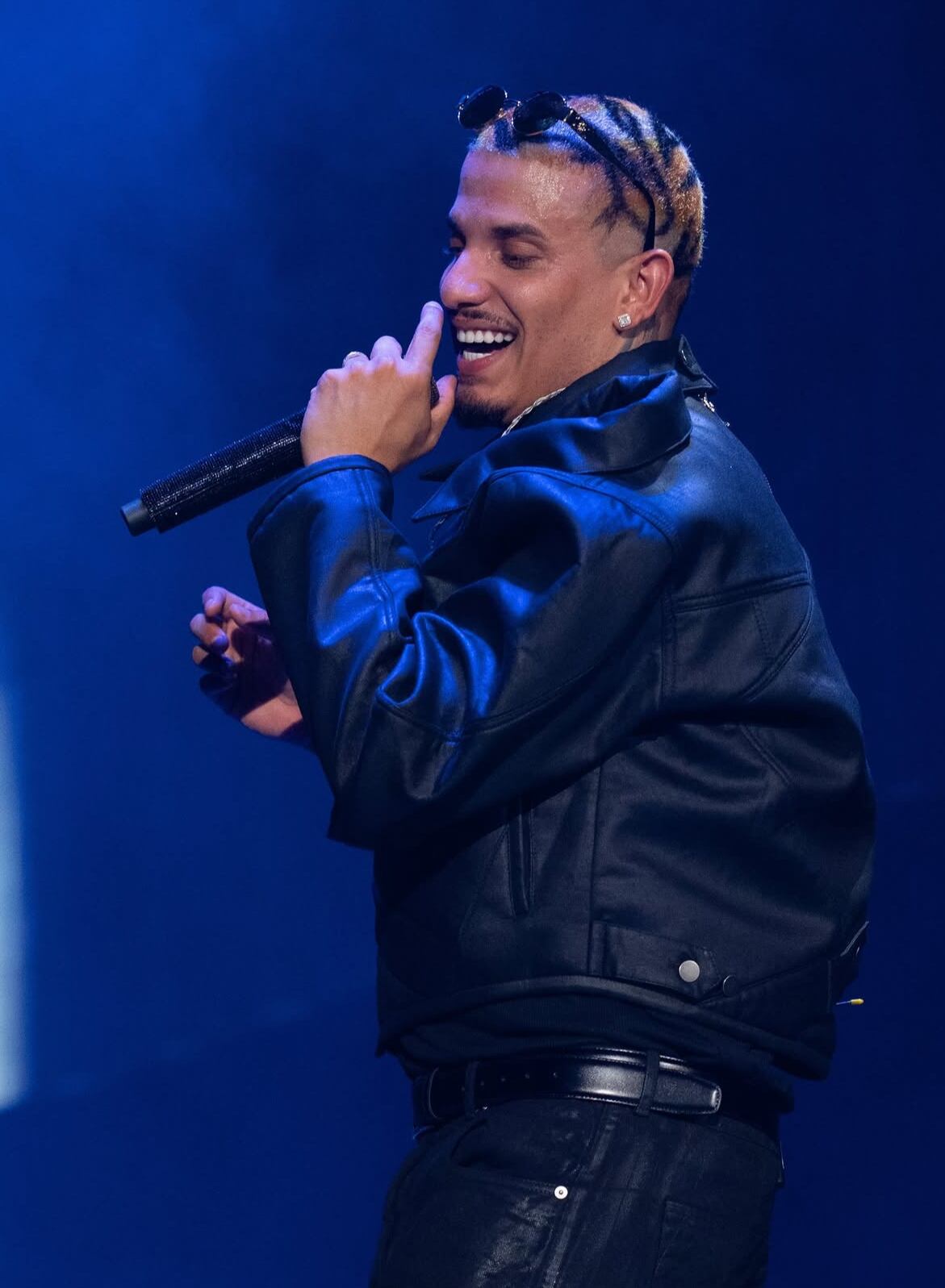 La carrera de Bebeshito comenzó cuando decidió lanzarse como solista y crear sus propios covers de reparto