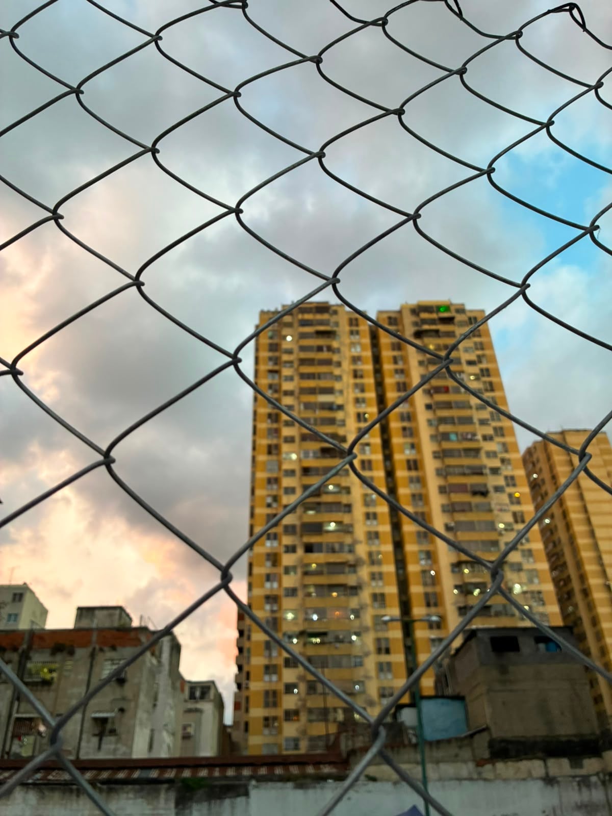 Las torres de Caracas envuelven el campamento de desplazados
