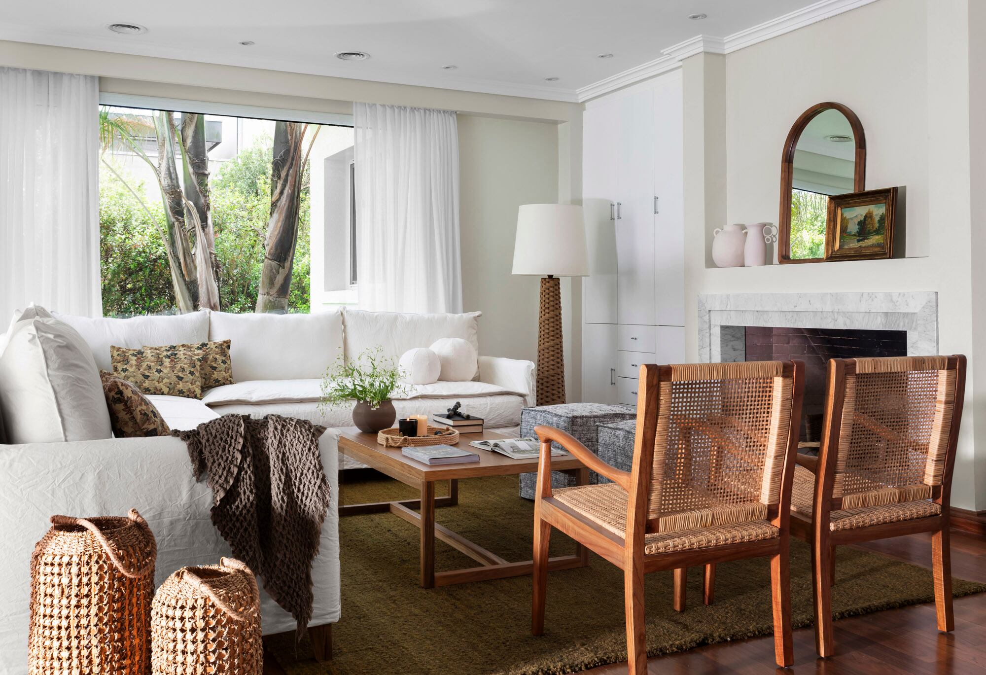 Sillones individuales y mesa de centro (Soleil Deco). Alfombra (Awanay). Manta (Lote Propio). En la chimenea, piezas de cerámica en bizcocho (Antes Pella). Pisos de madera (Zárate Parquet). Cortinas (Fedan).