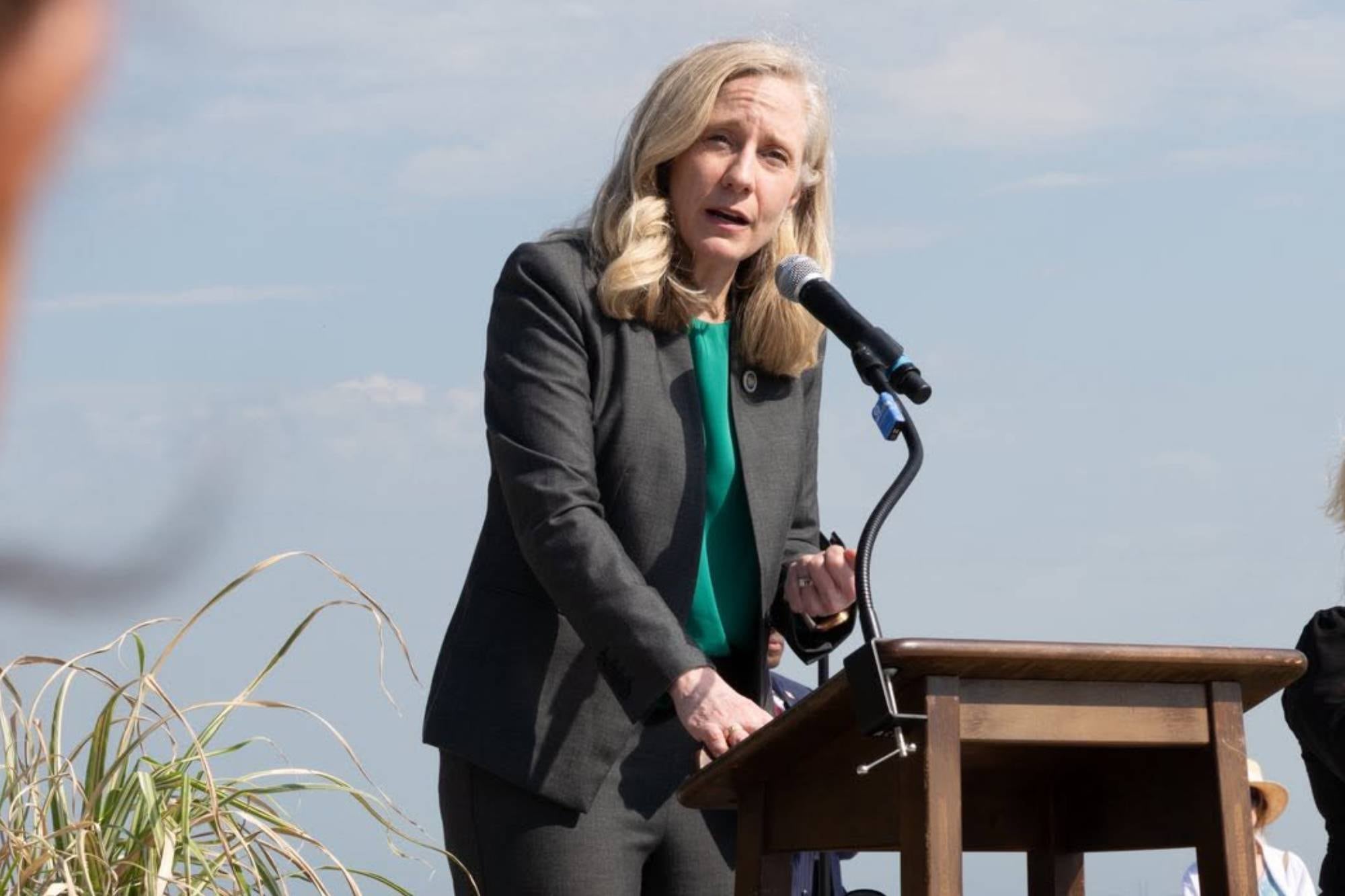 Oficial en Virginia: la propuesta de Spanberger para proteger a las familias de futuros aumentos en los servicios