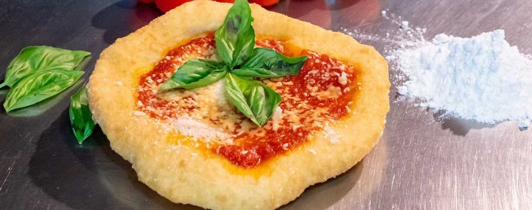 La pizza frita es furor en Nápoles por su sabor particular gracias al aceite de oliva
