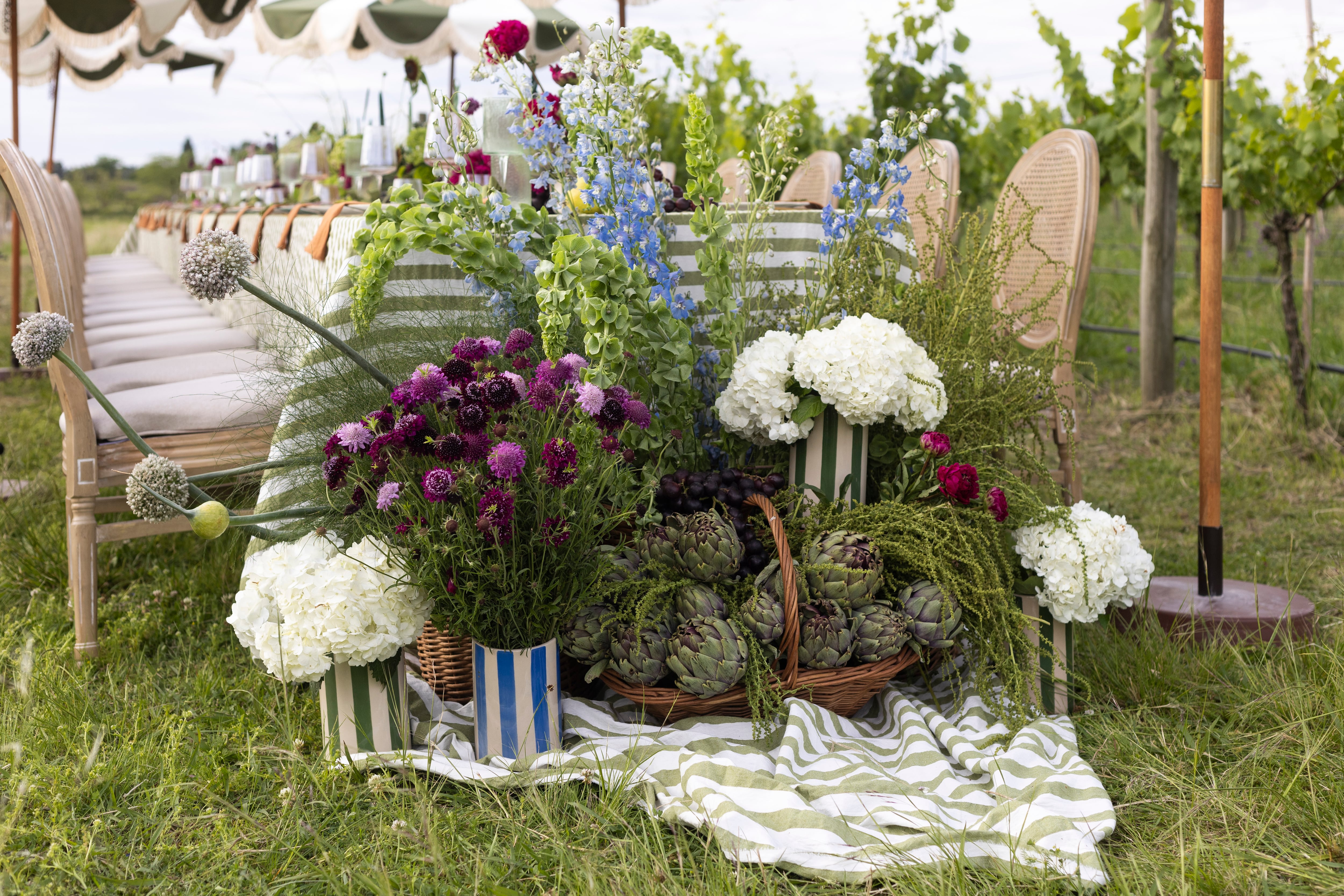 Al pie de la mesa, canastos inspirados en los locales del pintoresco pueblito de Gordes, en Francia, con alcauciles −última tendencia− como protagonistas.