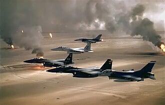 Aviones F-15 y F-16 de la Fuerza Aérea de los Estados Unidos sobre pozos petrolíferos de Kuwait incendiados por las tropas iraquíes en su retirada (Imagen: Wikipedia)