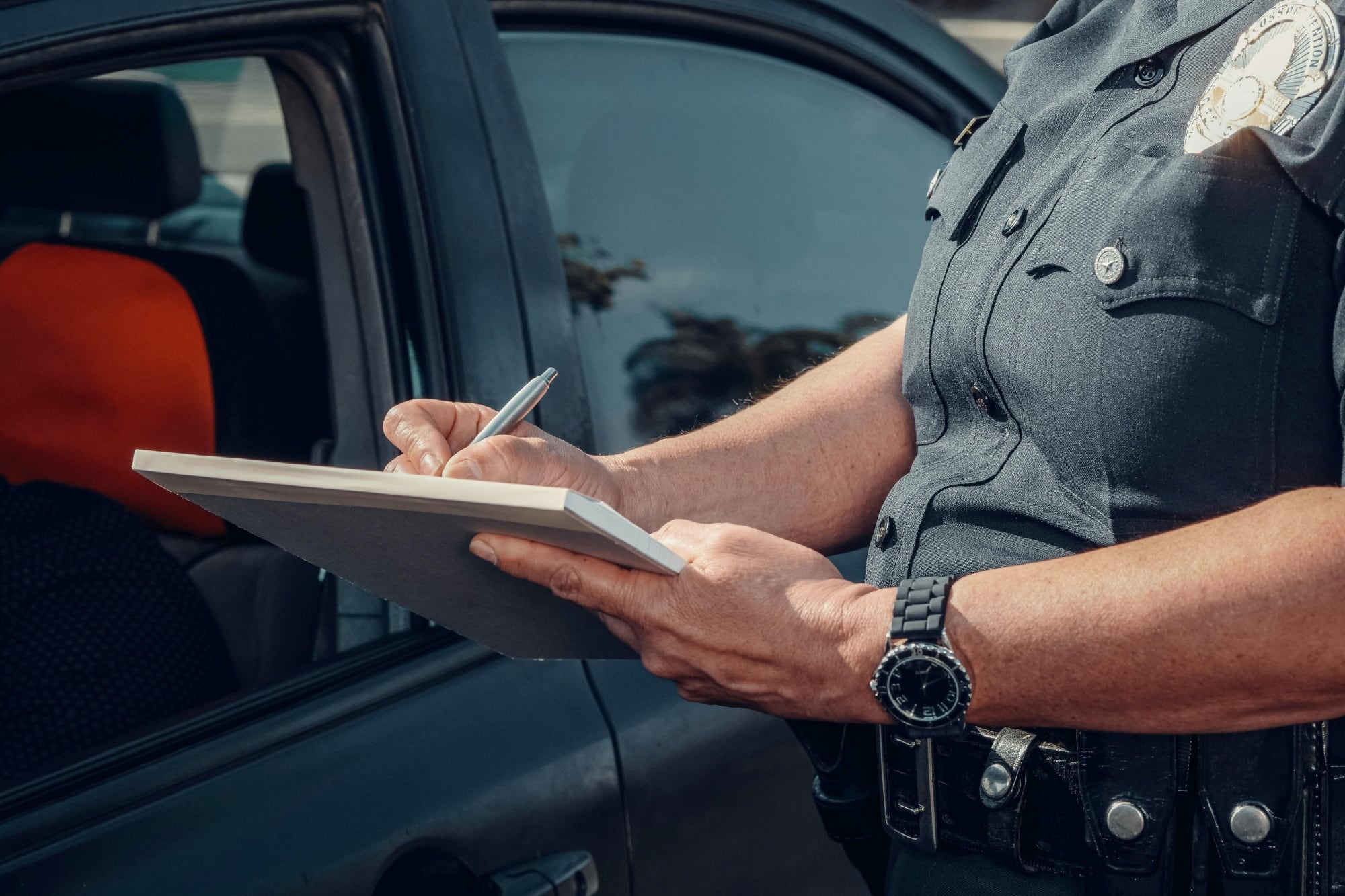 La ley ahora incluye dos nuevas categorías protegidas: vehículos de control animal y empleados locales encargados de aplicar multas de estacionamiento