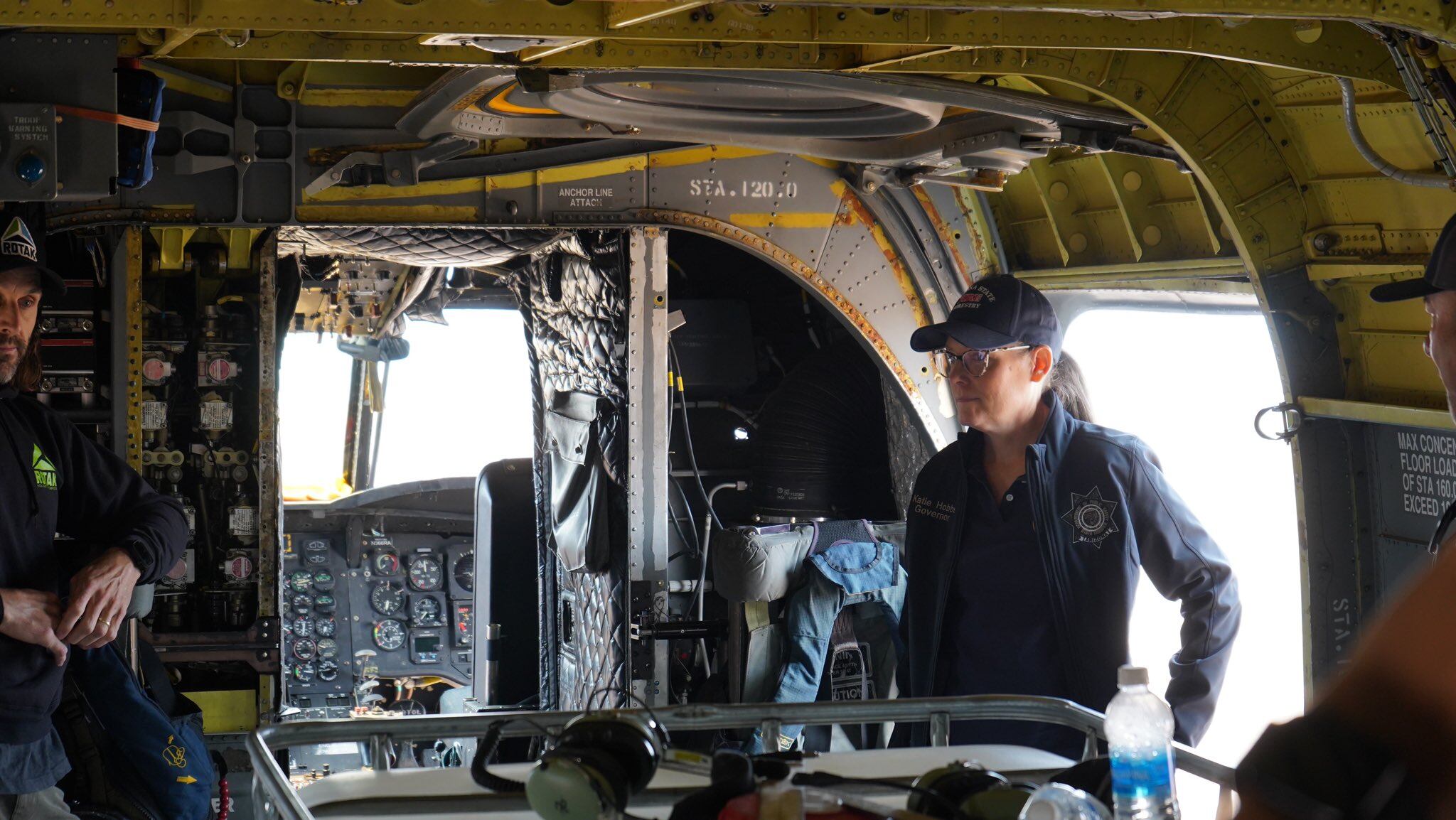 Katie Hobbs continúa en coordinación con los equipos de rescate