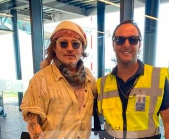Johnny Depp junto a personal del aeropuerto de Punta del Este
