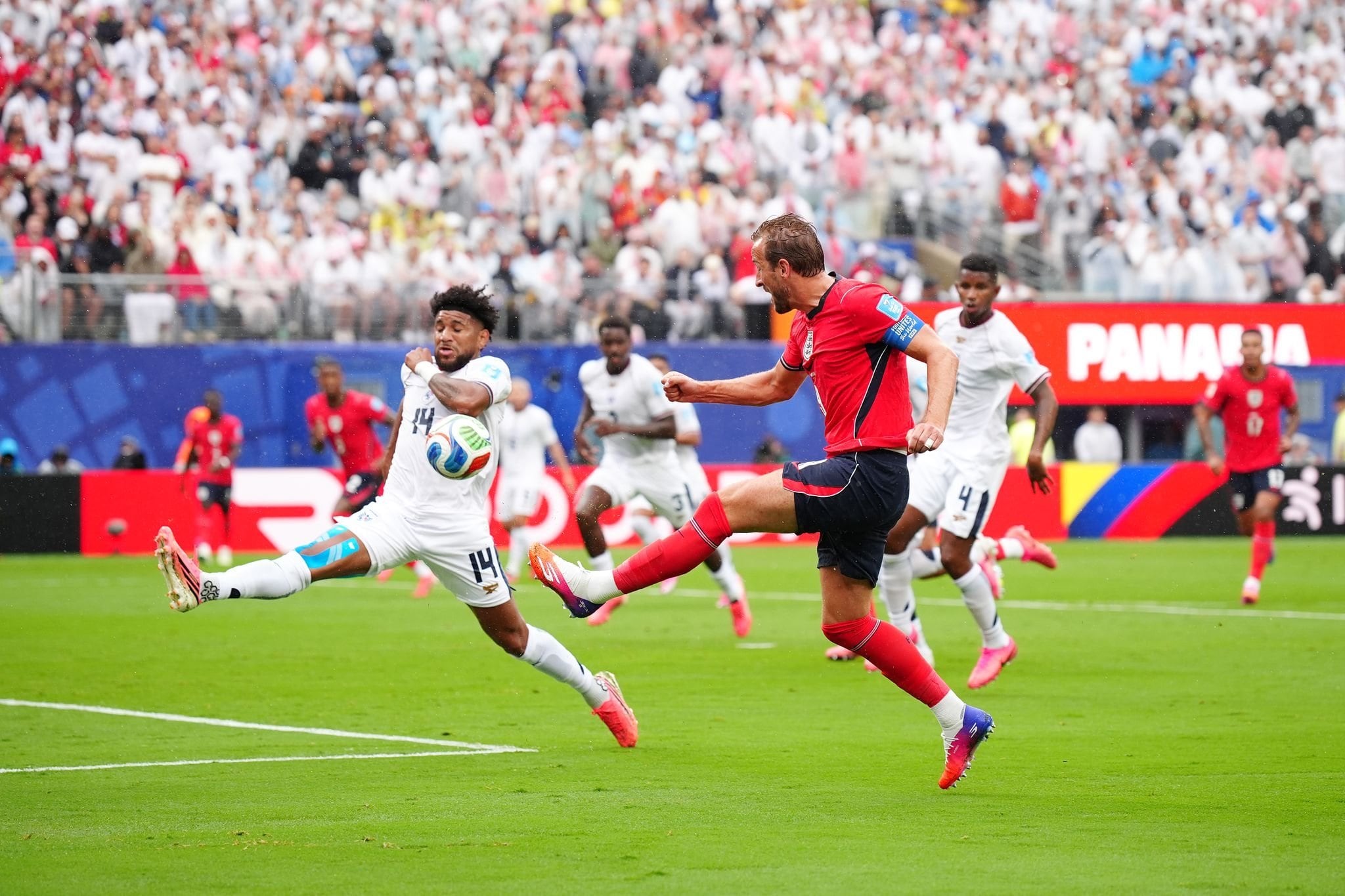 Inglaterra le ganó 2-0 a Panamá, se clasificó primero en su grupo y espera rival 8 Kane, siempre con un defensor cerca durante este primer tiempo Photo: Bradley Collyer/PA Wire/dpa