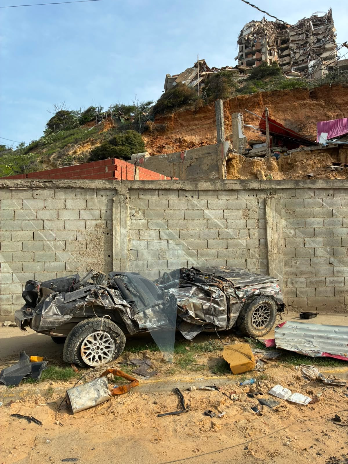 Un auto aplastado en medio de la más absoluta destrucción en La Guaira
