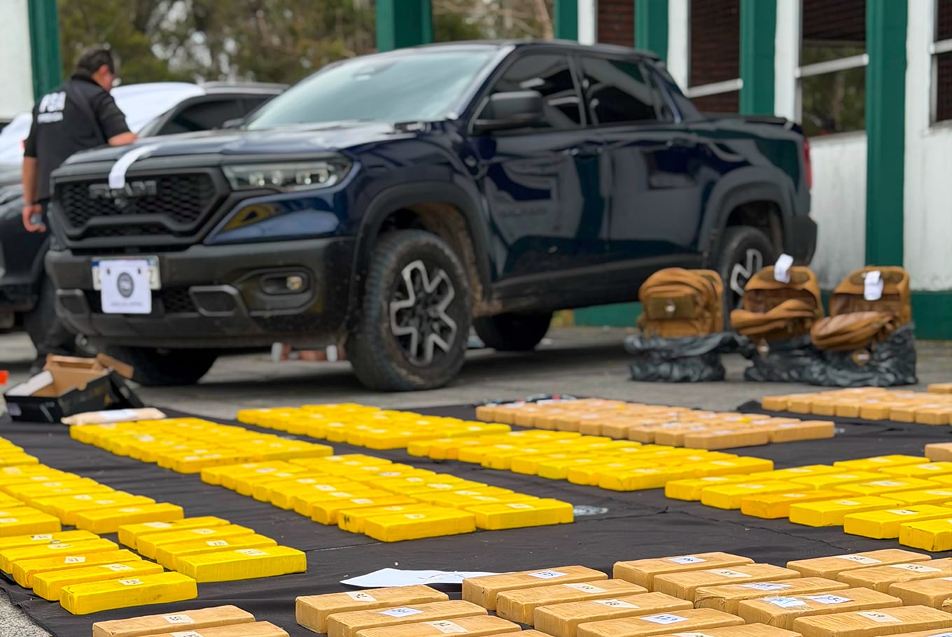Un teléfono celular y dispositivos de rastreo satelital, las claves para secuestrar 208 kilos de cocaína