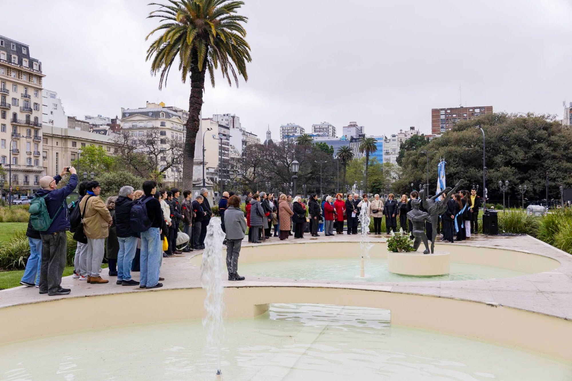 Todos los años, el Consejo Argentino de la Danza convoca a un acto en su memoria junto a la fuente