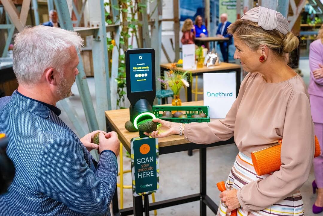 La monarca se interiorizó sobre el consumo de alimentos, como abordar la fecha de caducidad de los mismos y en como preparar aperitivos libres de residuos (Foto: Instagram @koninklijkhuis)