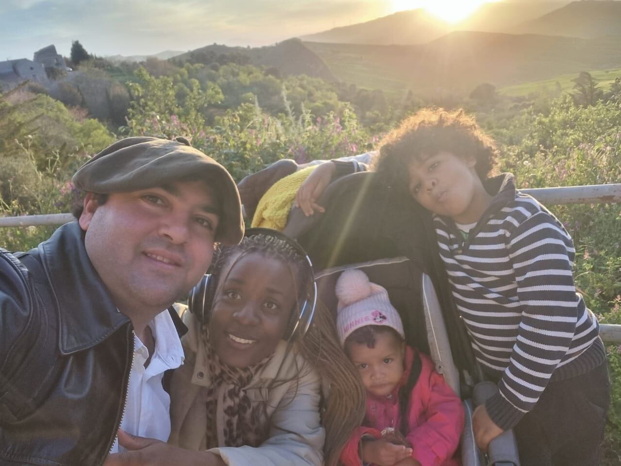 Manuel González junto a su familia en Alimena